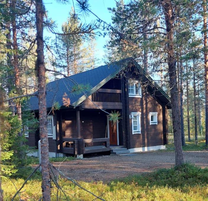 Kotoisa hirsihuvila Ylläksellä