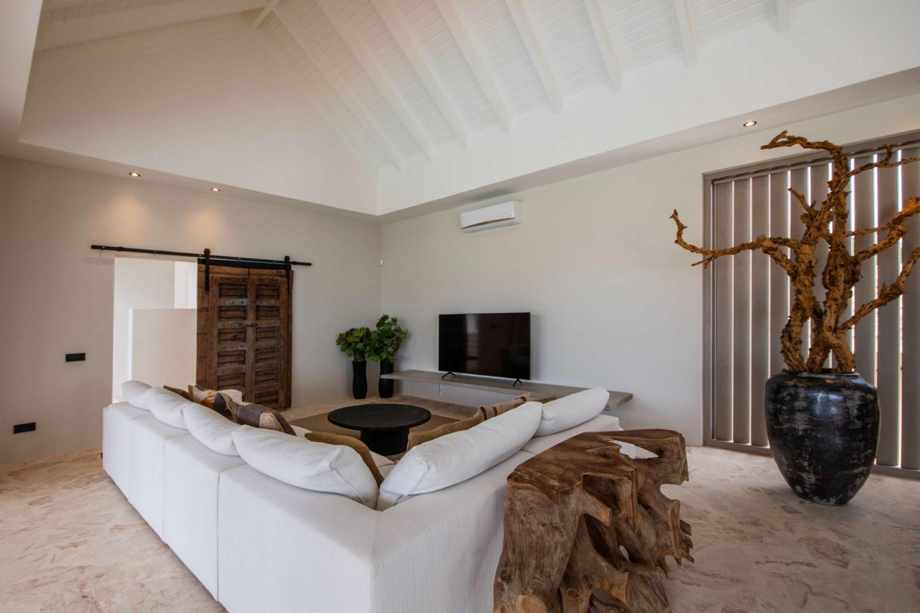 Stylish 5 bedroom Villa with Earthy Tones