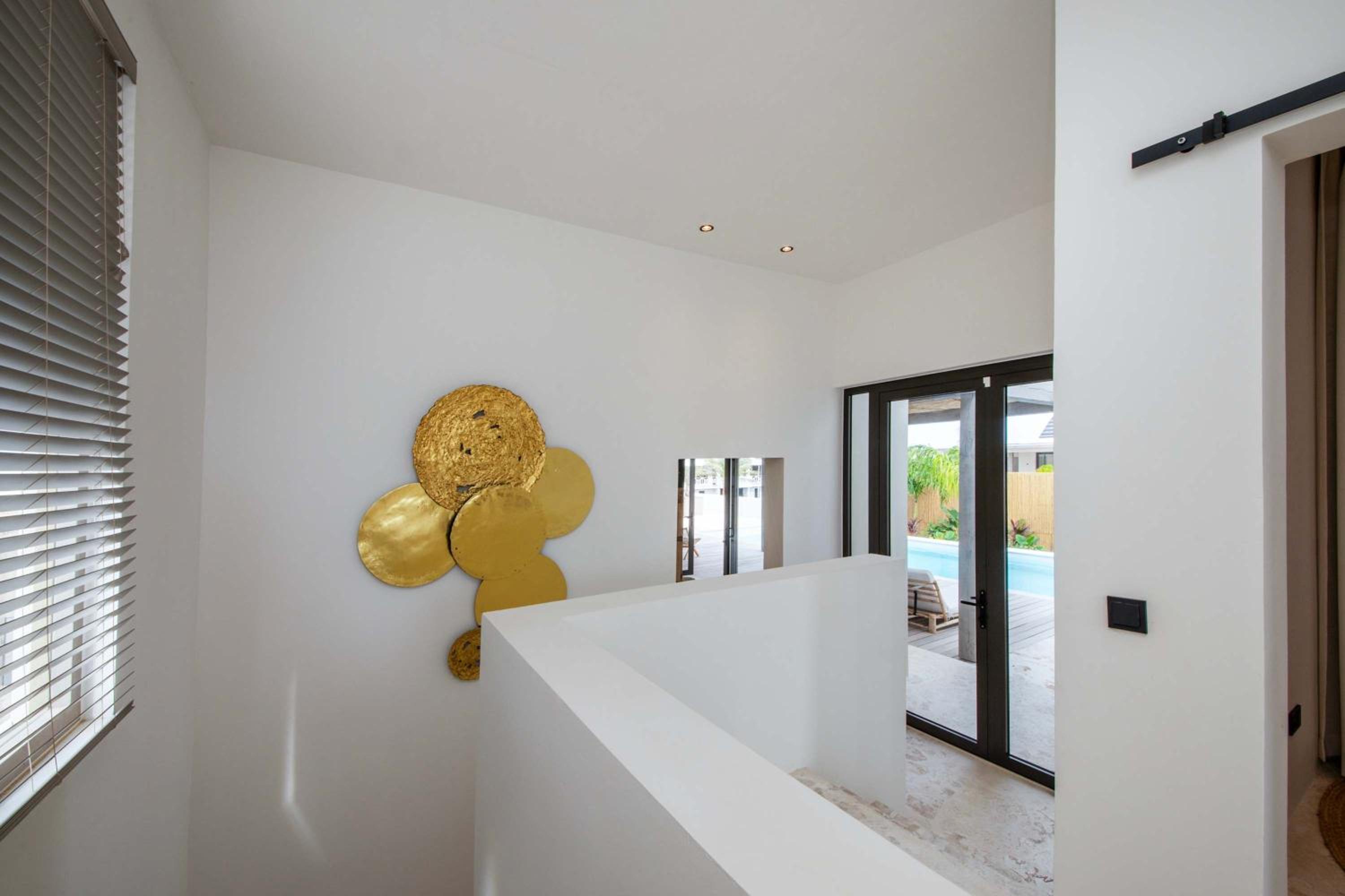 Stylish 5 bedroom Villa with Earthy Tones