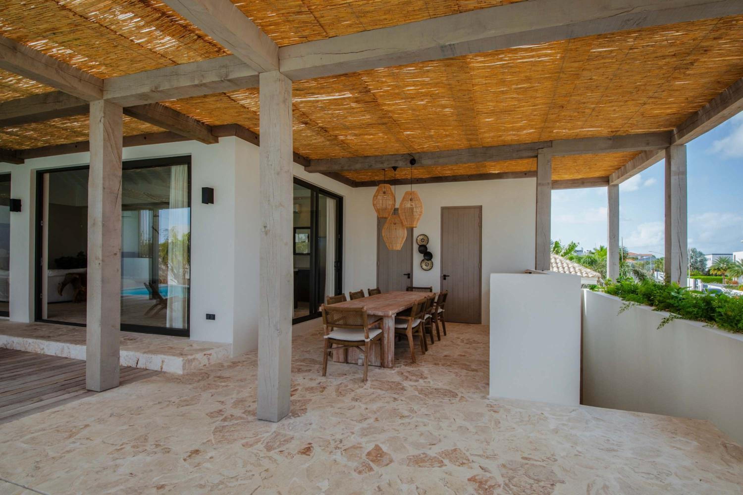 Stylish 5 bedroom Villa with Earthy Tones