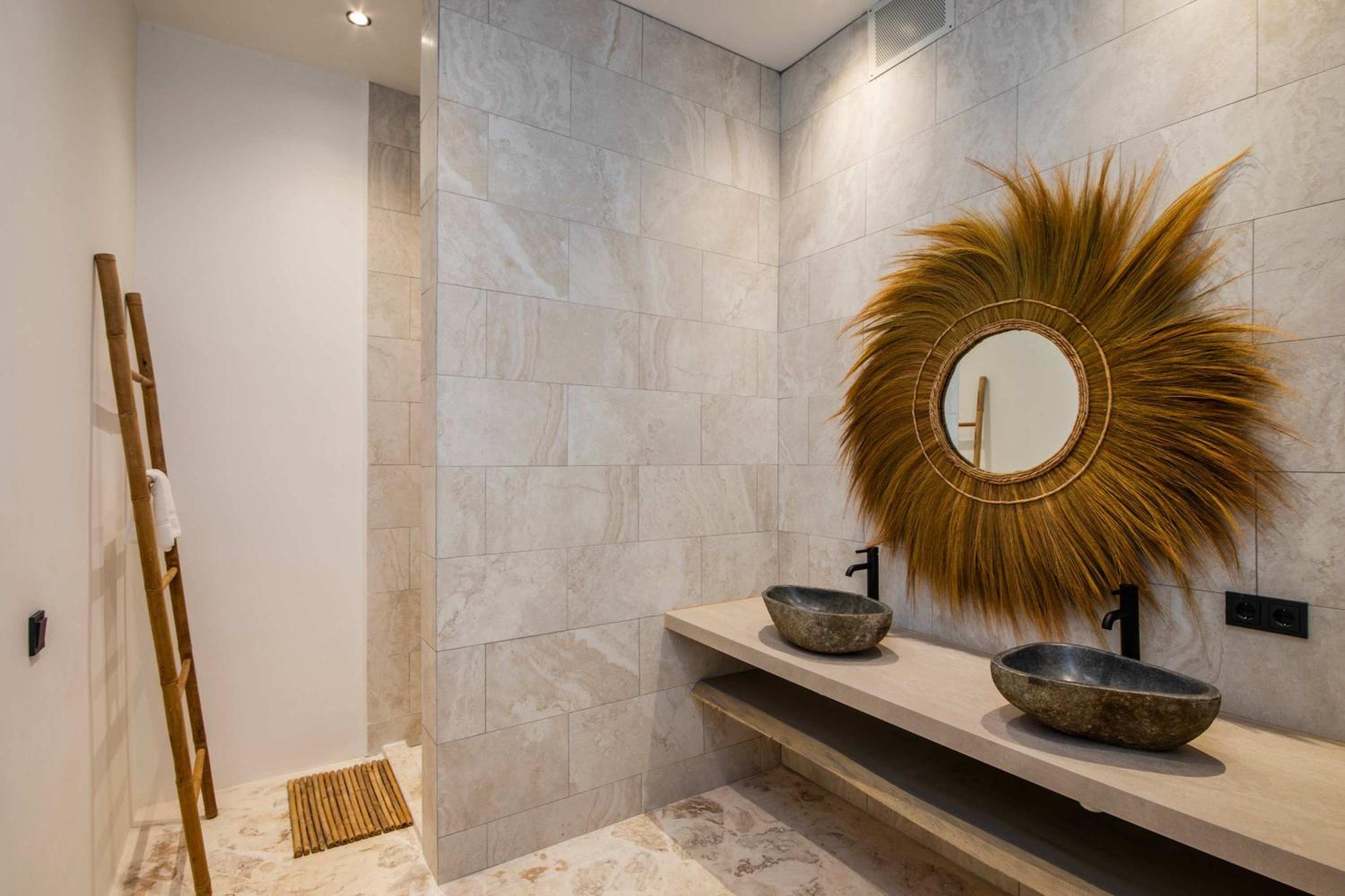 Stylish 5 bedroom Villa with Earthy Tones
