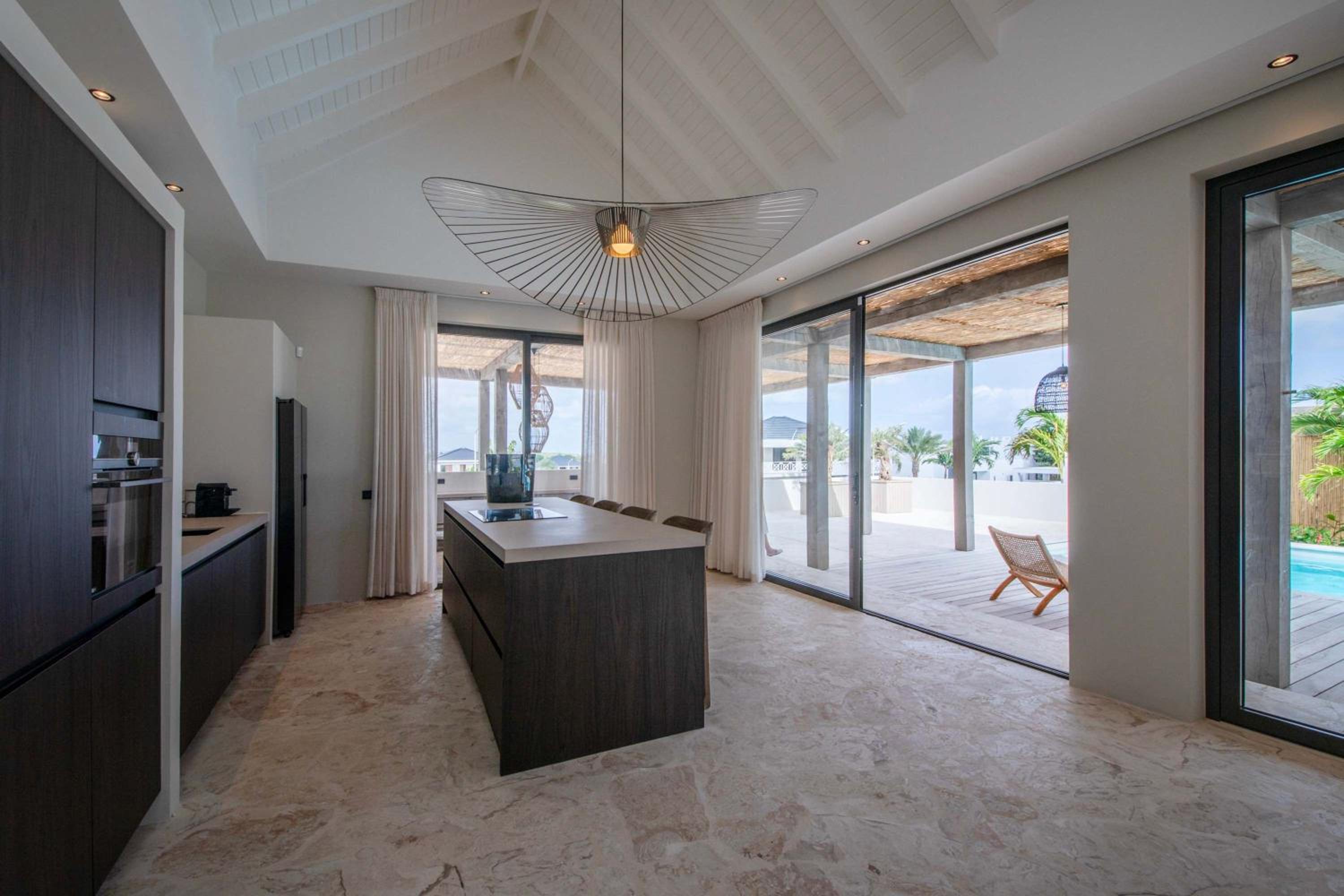 Stylish 5 bedroom Villa with Earthy Tones