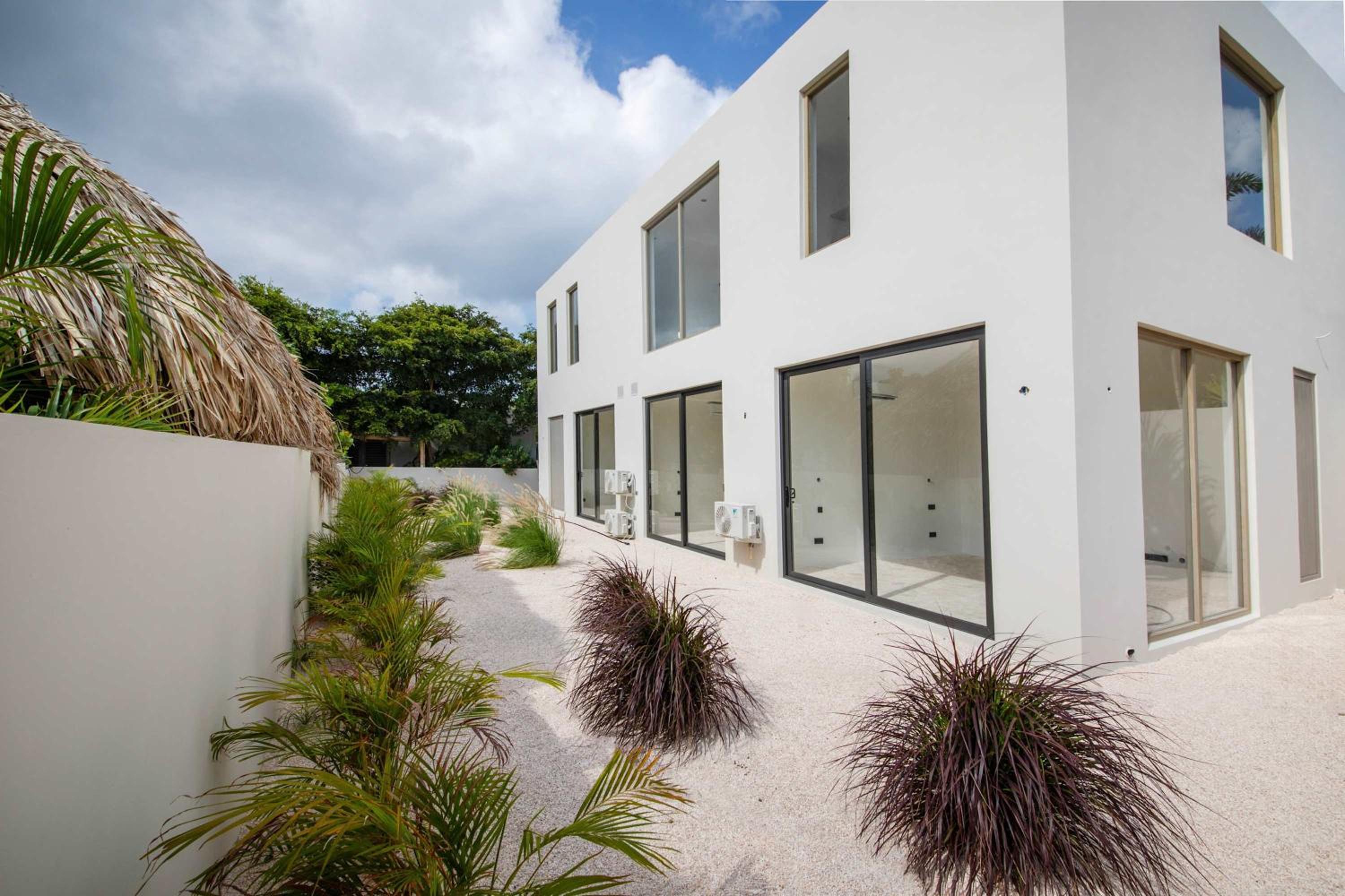 Stylish 5 bedroom Villa with Earthy Tones