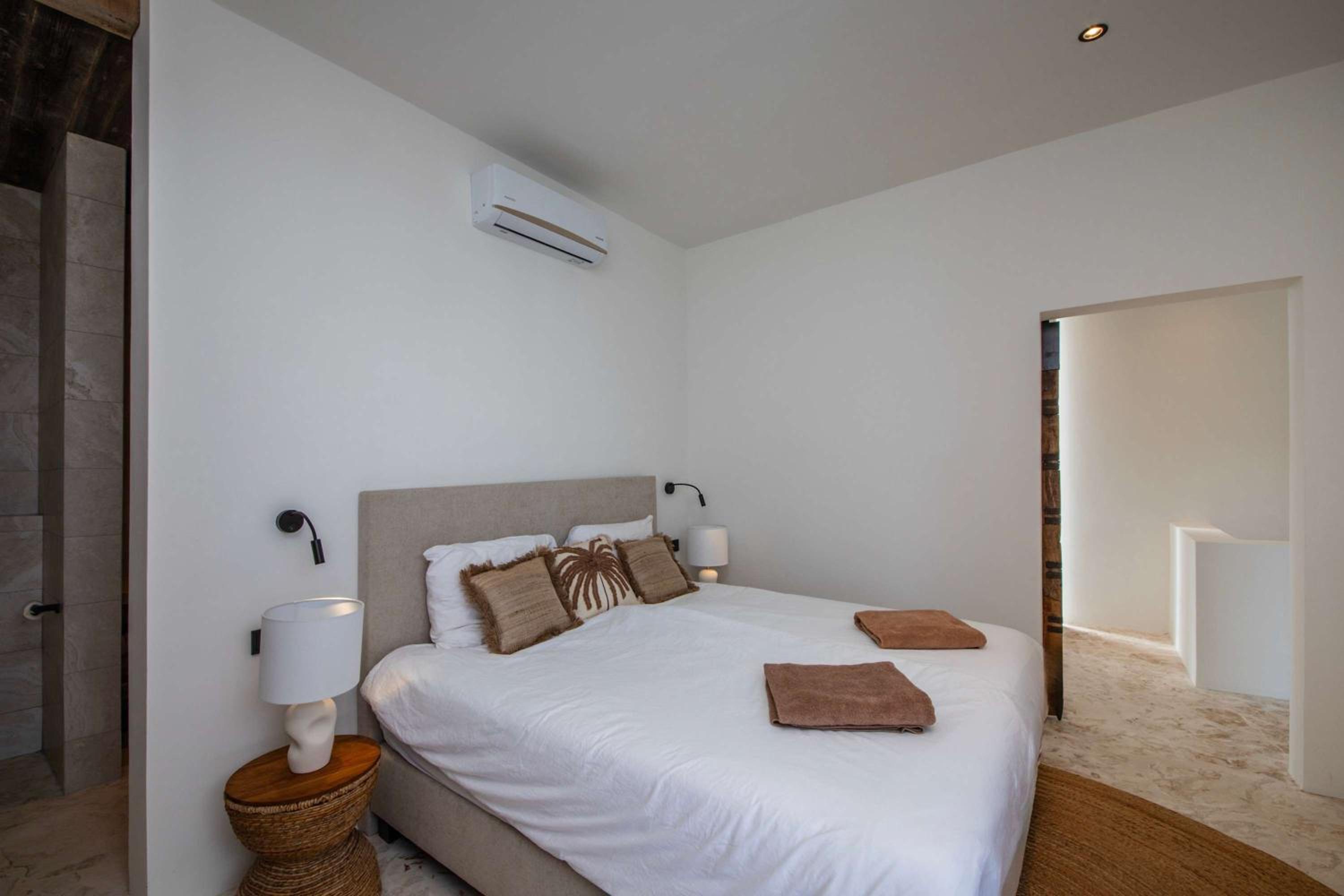 Stylish 5 bedroom Villa with Earthy Tones