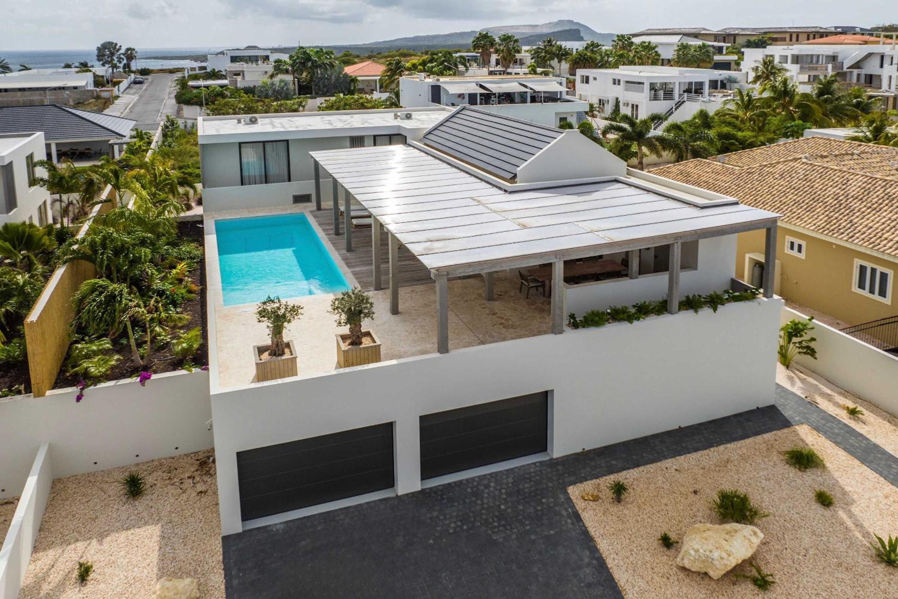 Stylish 5 bedroom Villa with Earthy Tones
