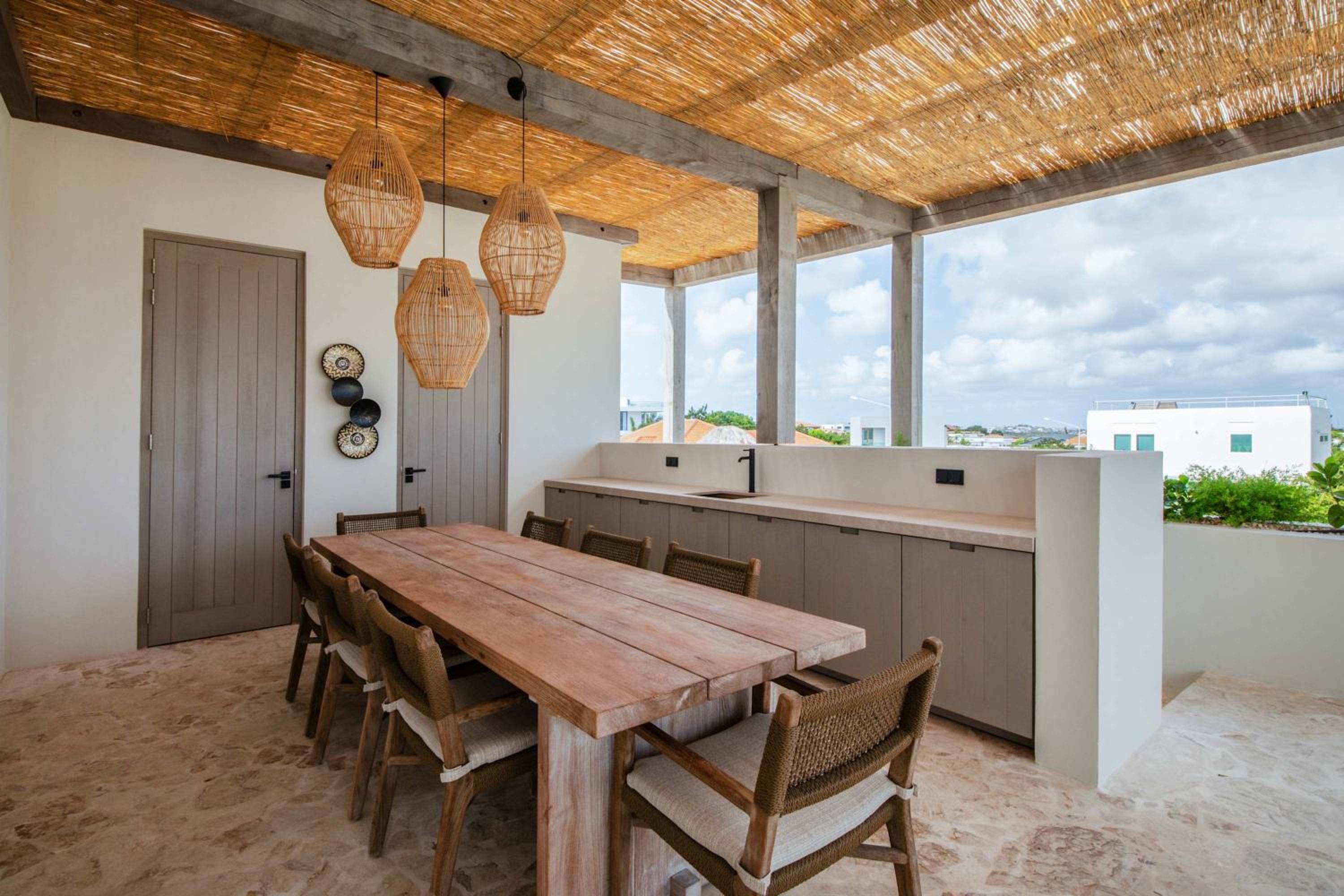 Stylish 5 bedroom Villa with Earthy Tones