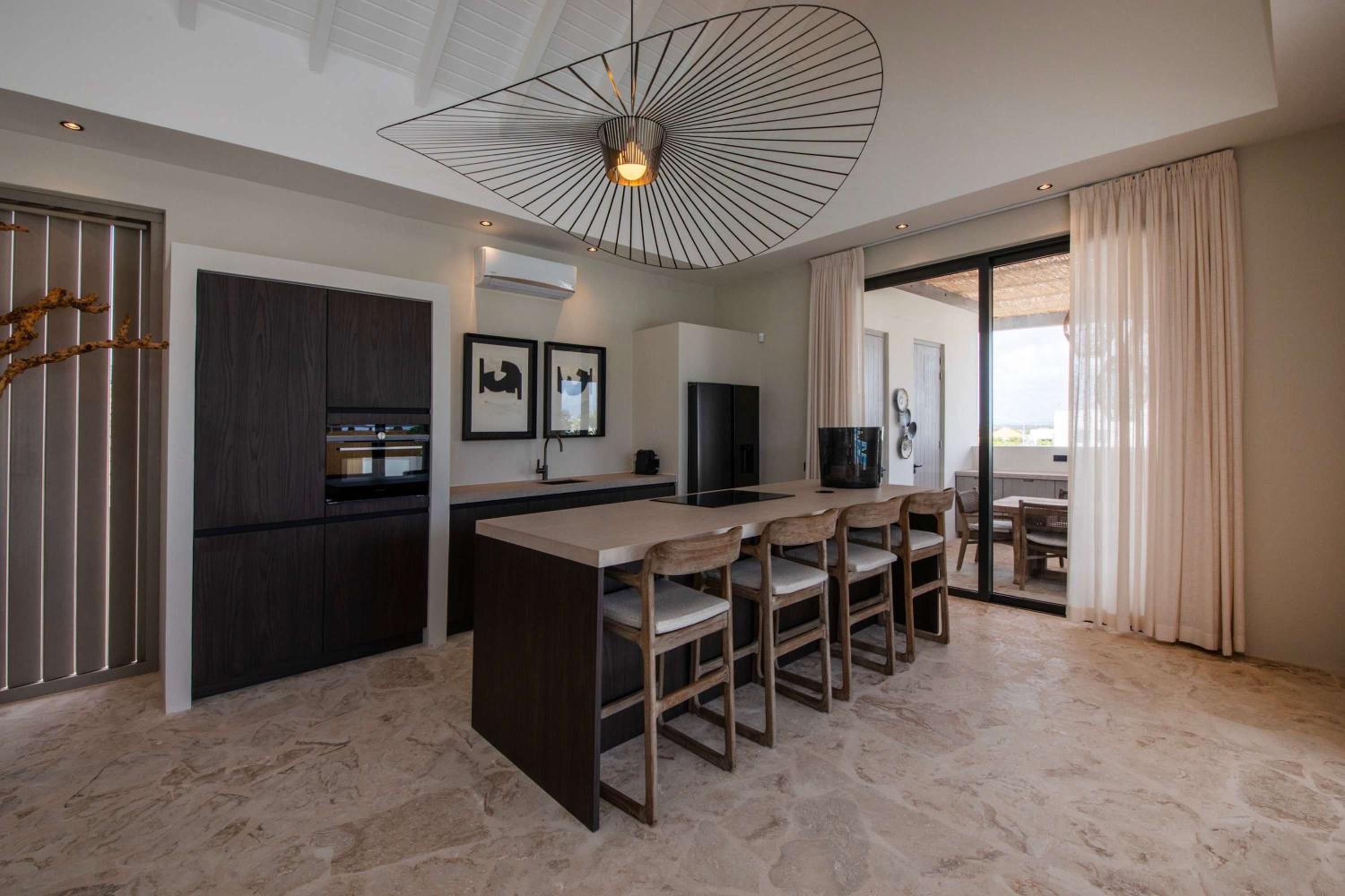 Stylish 5 bedroom Villa with Earthy Tones