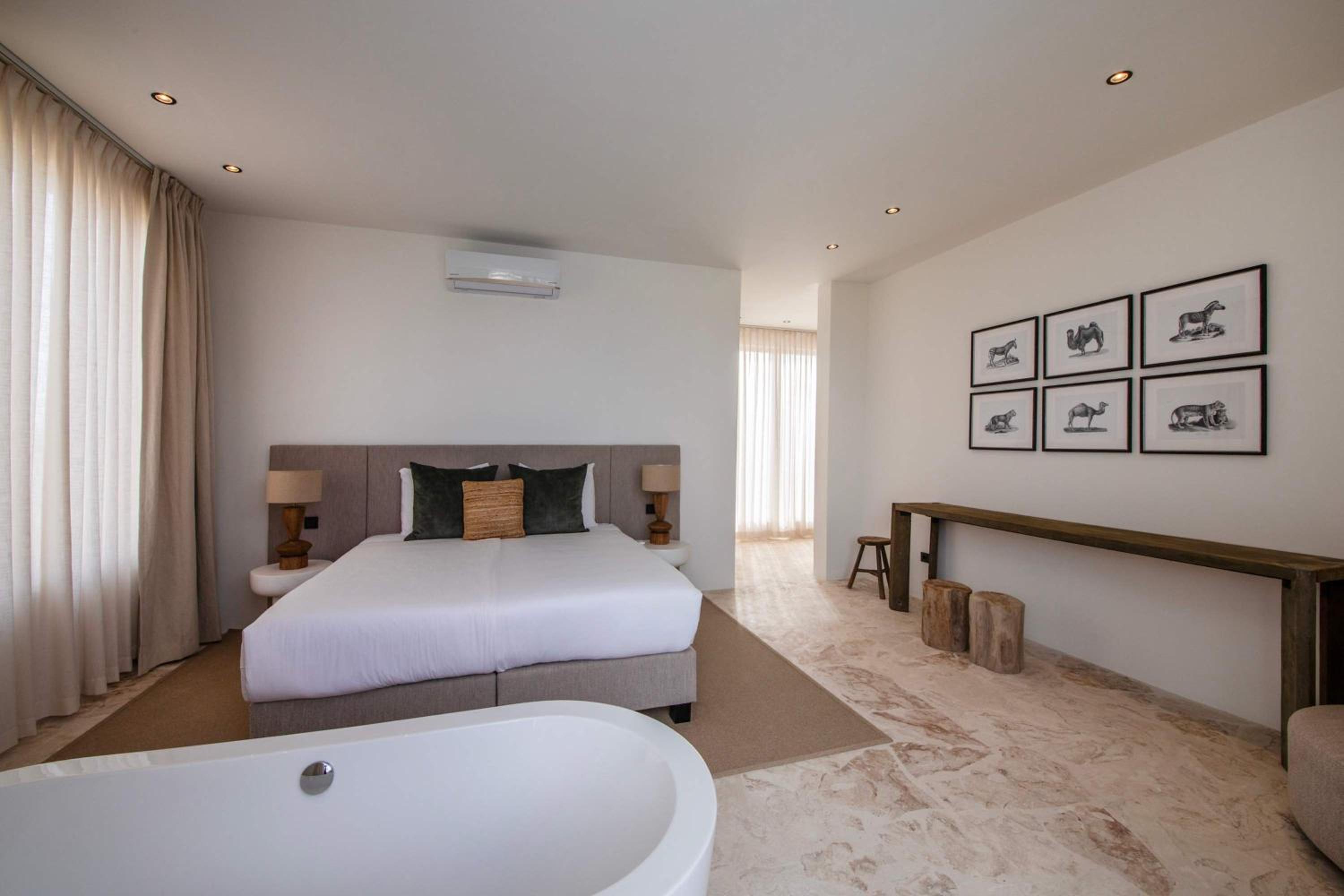 Stylish 5 bedroom Villa with Earthy Tones