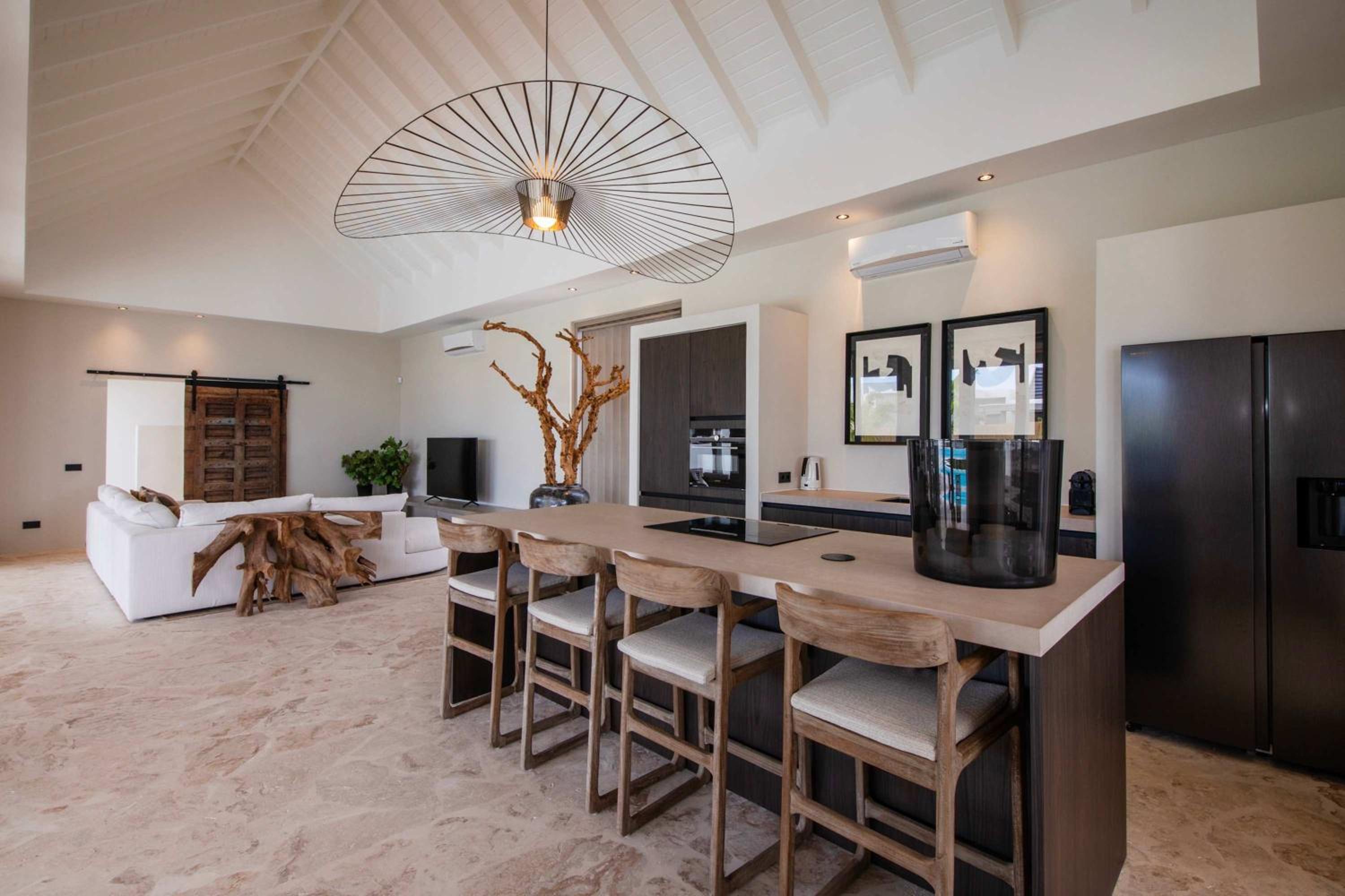 Stylish 5 bedroom Villa with Earthy Tones