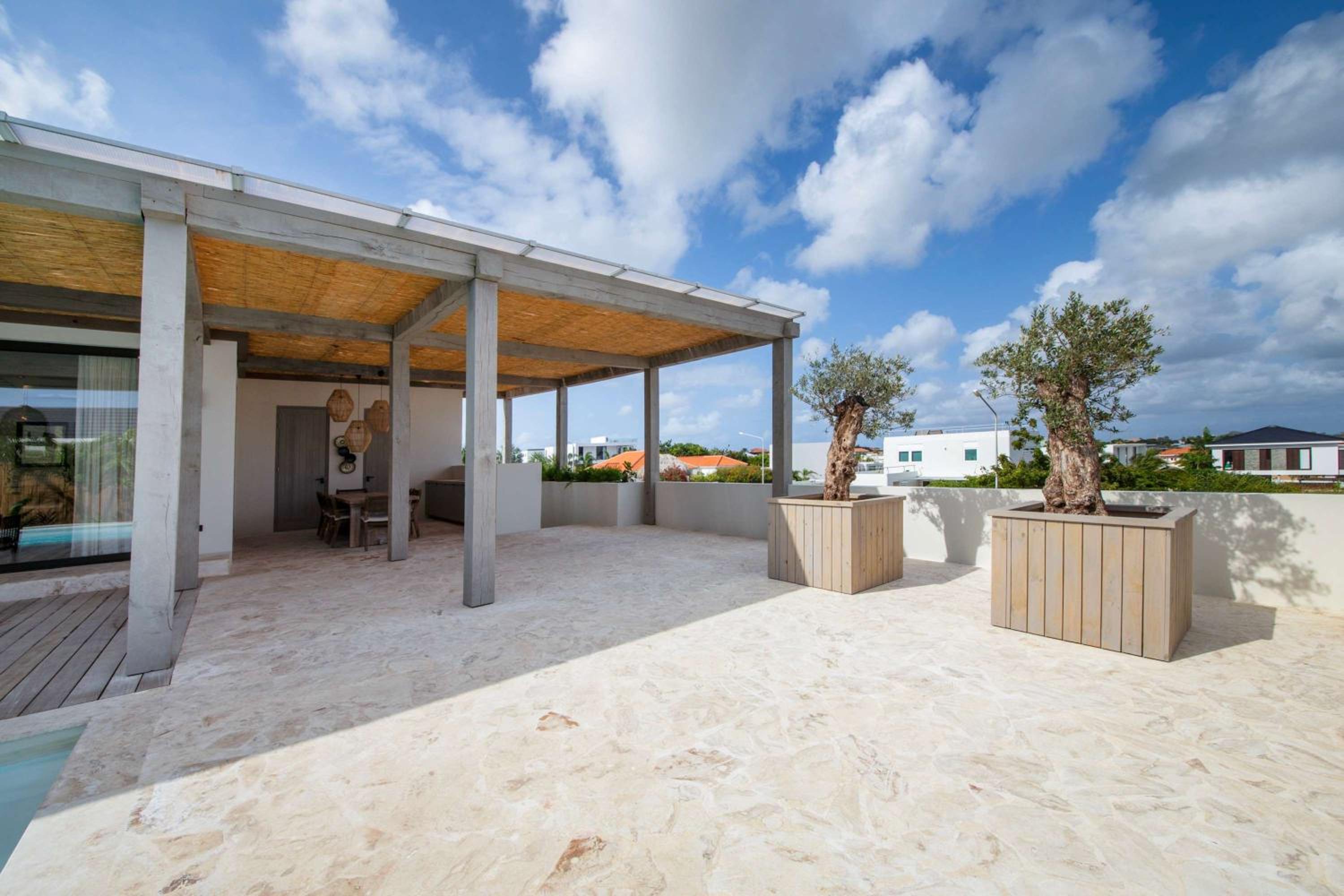 Stylish 5 bedroom Villa with Earthy Tones