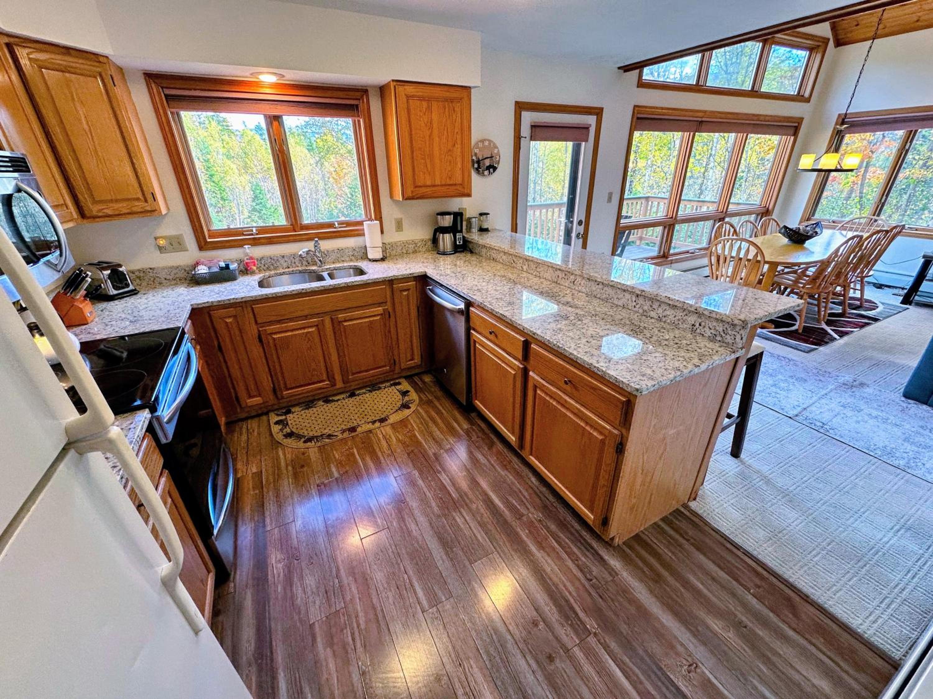 MWP69 Spacious 5-bedroom condo, partial Notch views, 2 min to skiing! view 5