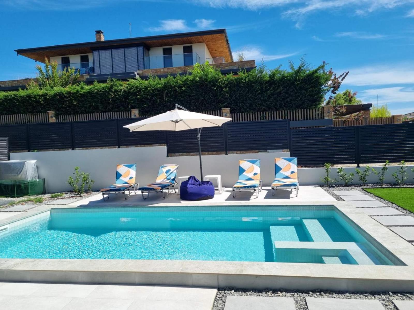 Villa Calypso, private pool with heating and salt water