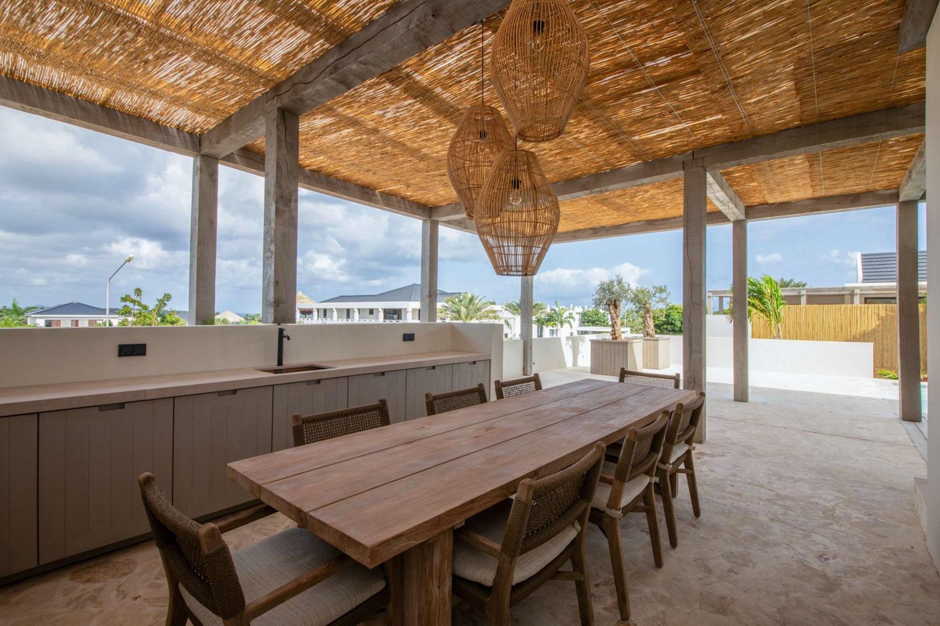 Stylish 5 bedroom Villa with Earthy Tones