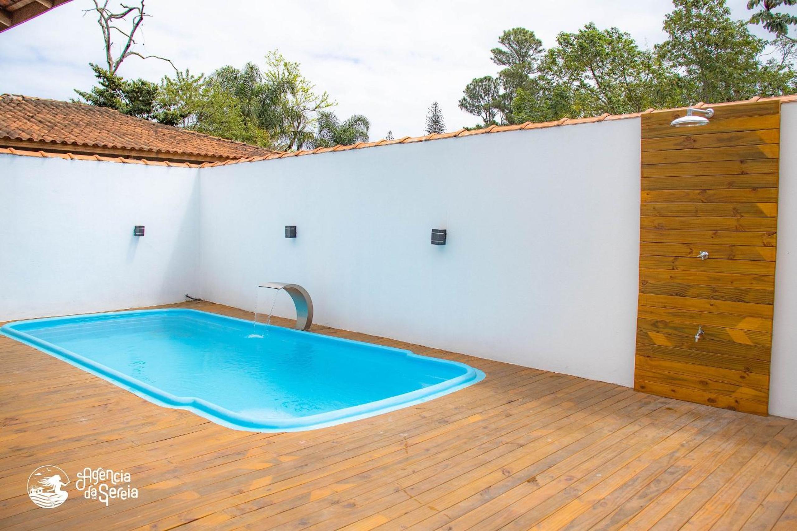 Casa com área externa e piscina na Feiticeira