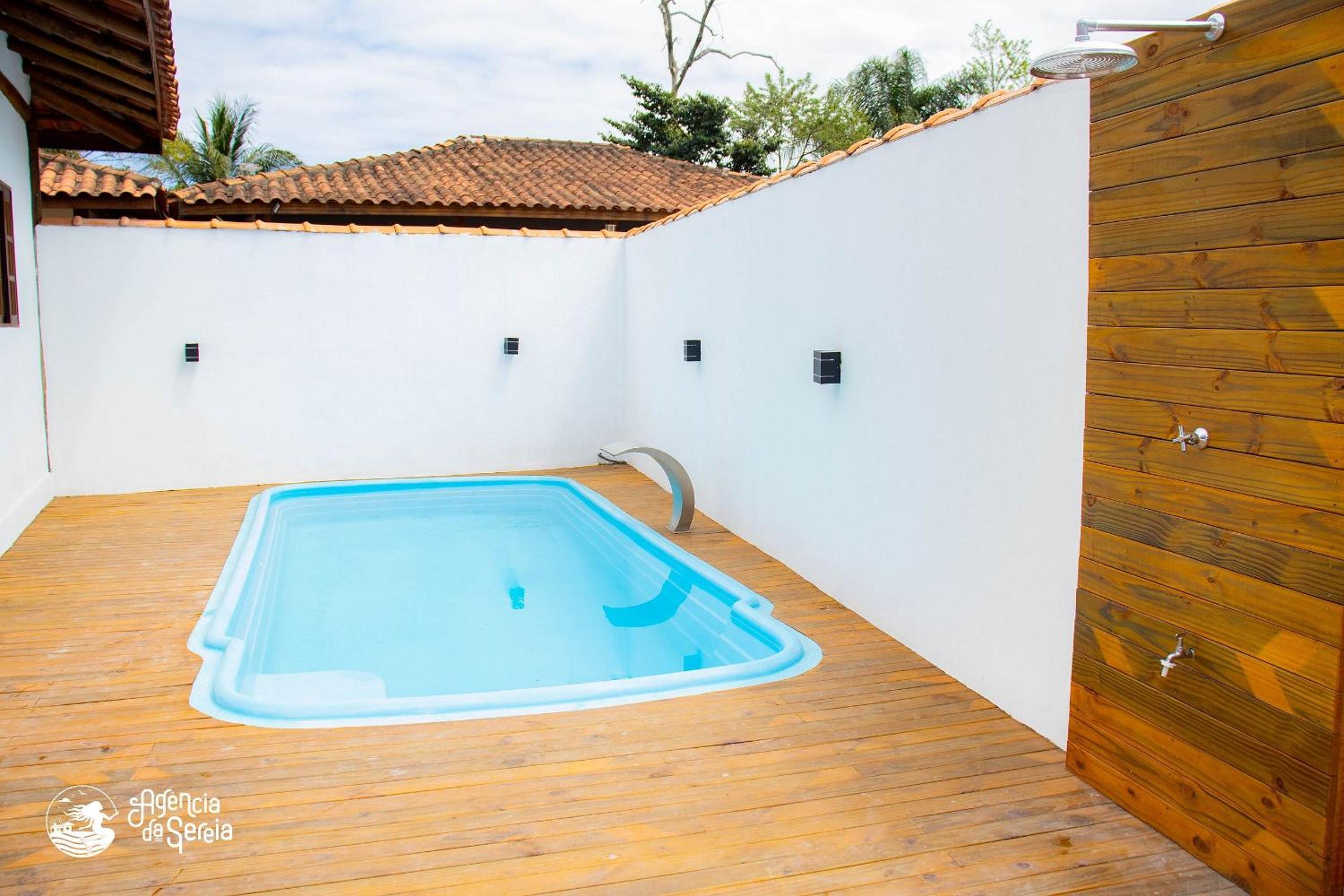 Casa com área externa e piscina na Feiticeira