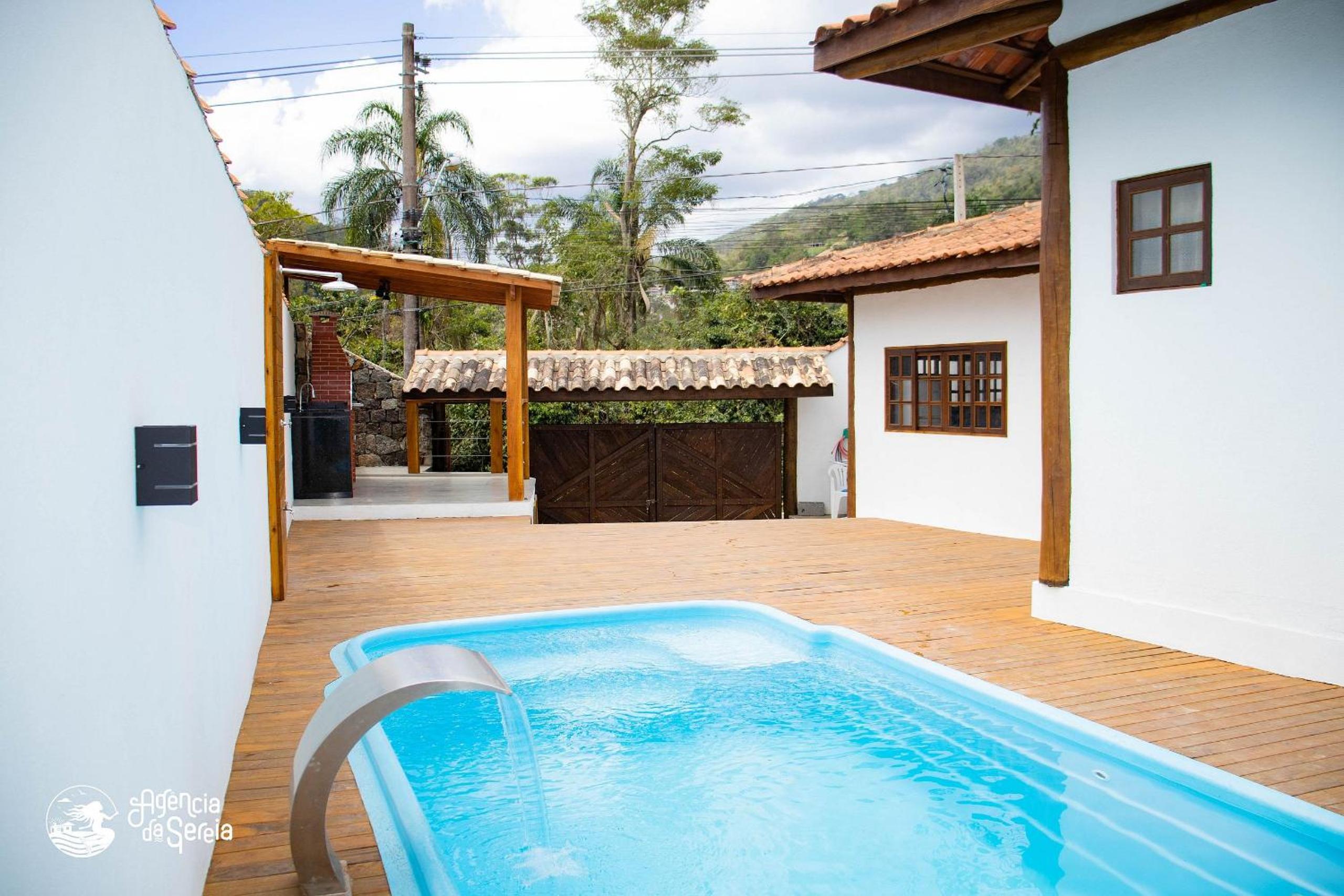 Casa com área externa e piscina na Feiticeira