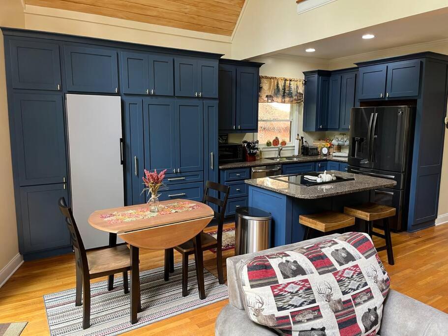 Helen, GA Bear Paw Haus 4 bdrm, sleeps 10, fire pit, pool table, on Golf course view 4