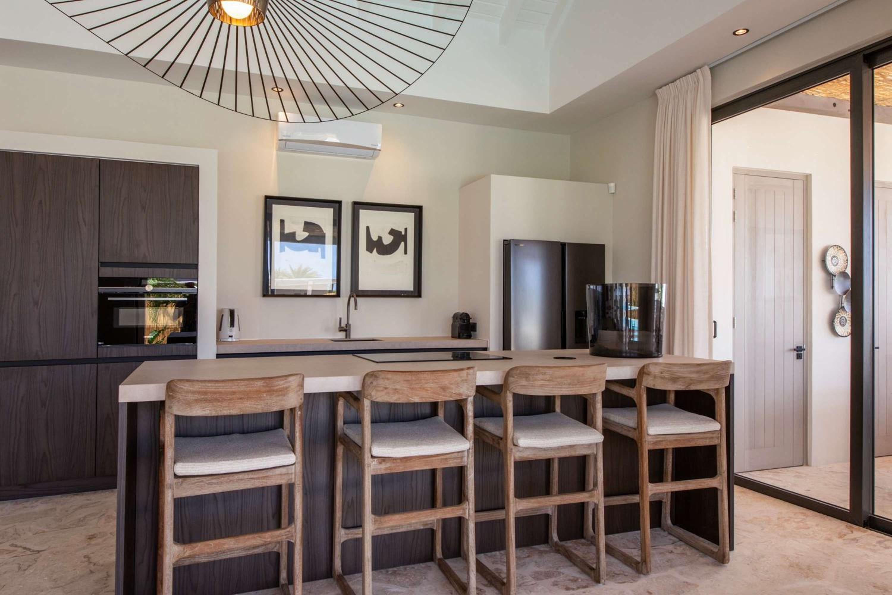 Stylish 5 bedroom Villa with Earthy Tones