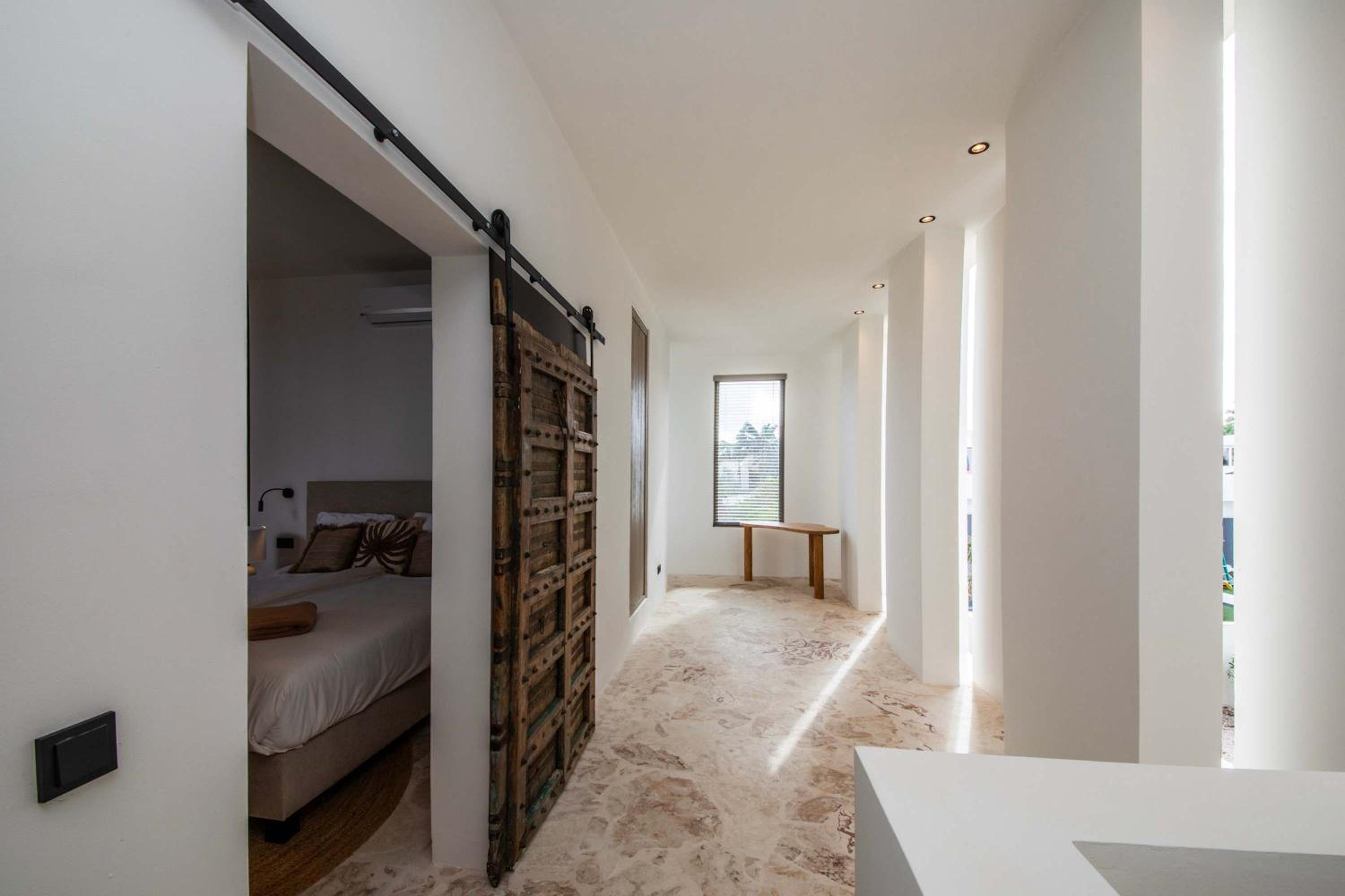 Stylish 5 bedroom Villa with Earthy Tones