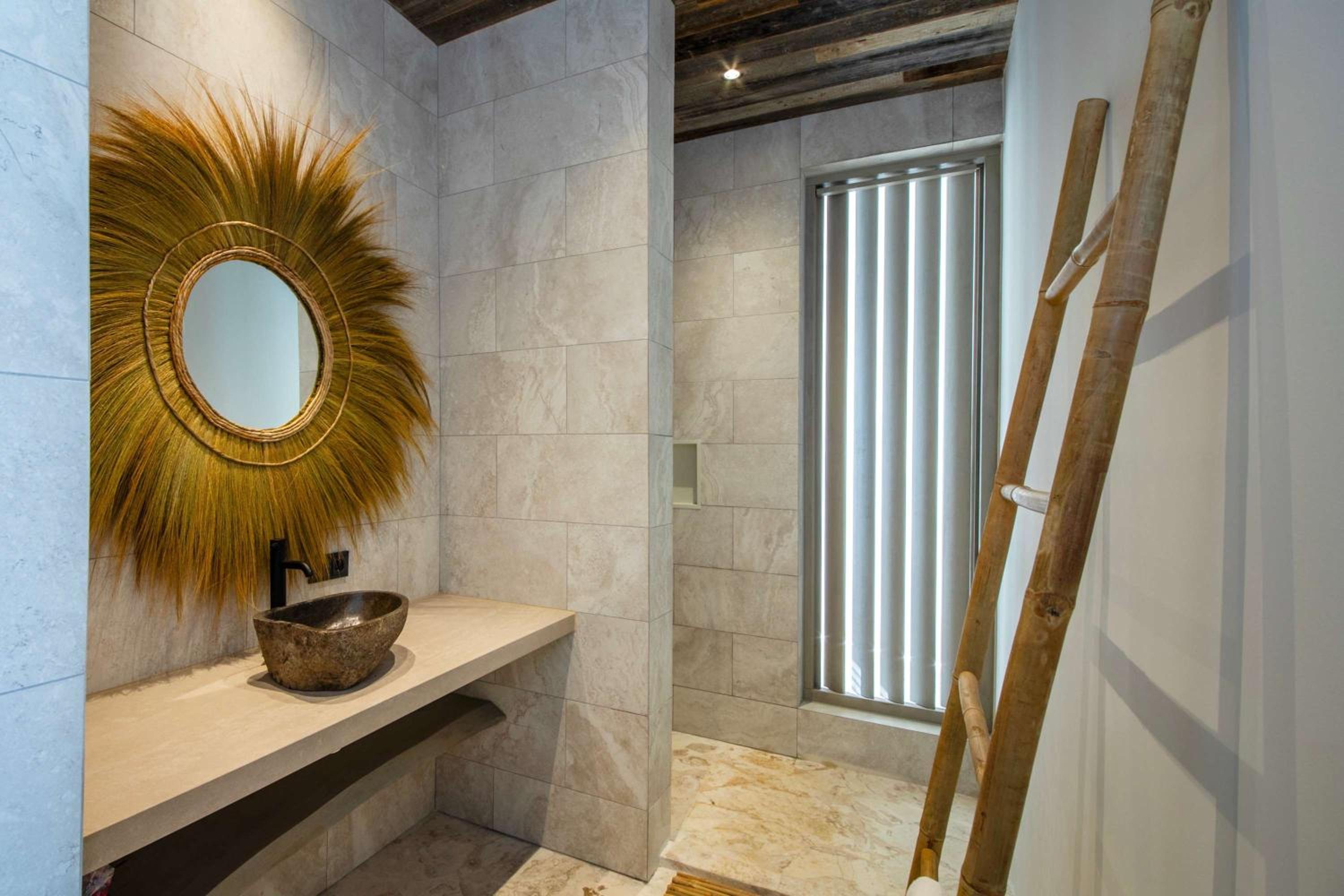 Stylish 5 bedroom Villa with Earthy Tones