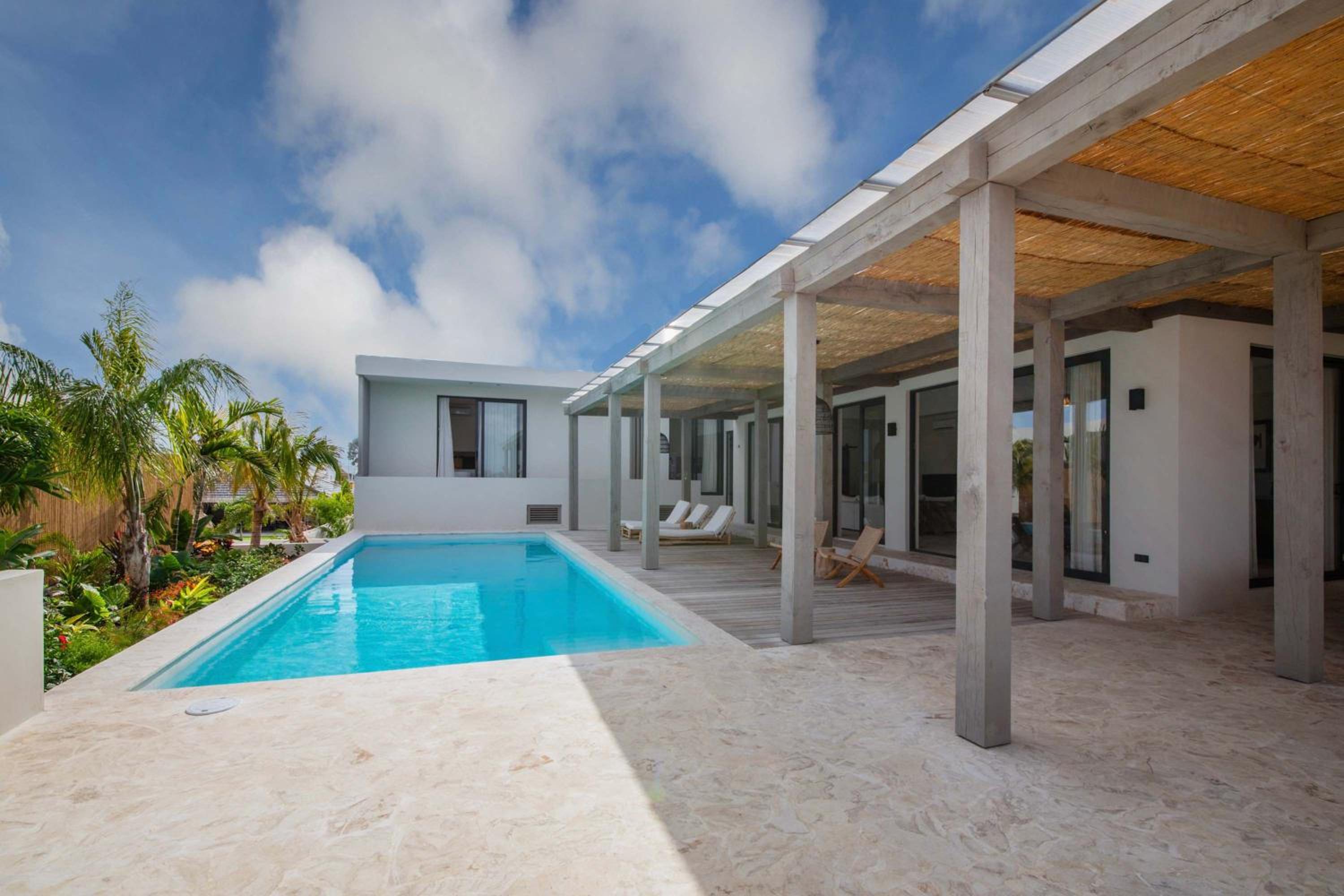 Stylish 5 bedroom Villa with Earthy Tones