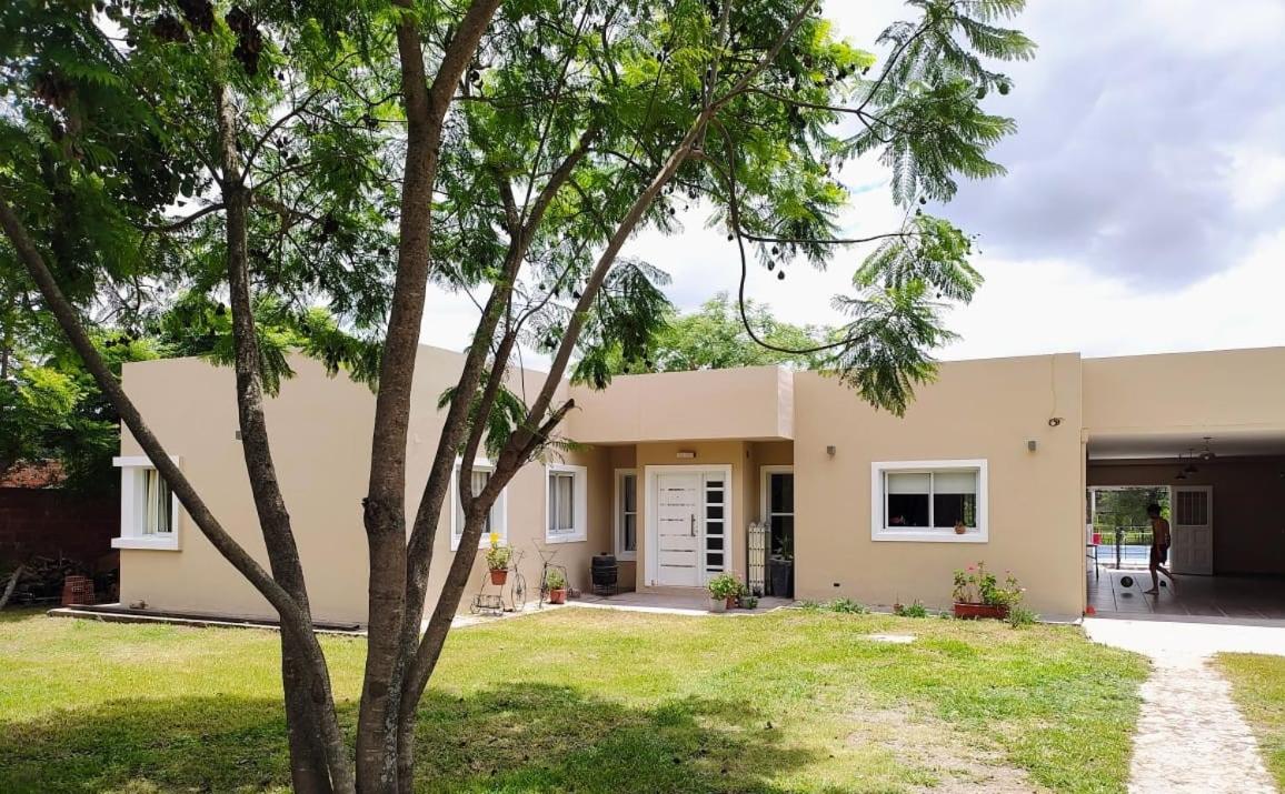 Casa con piscina y parque en Salta , zona aeropuerto