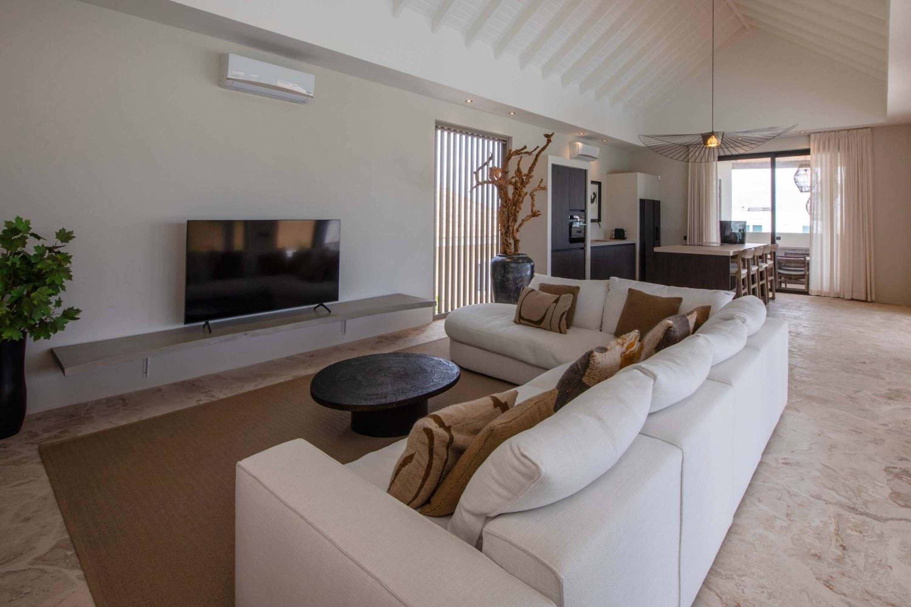 Stylish 5 bedroom Villa with Earthy Tones