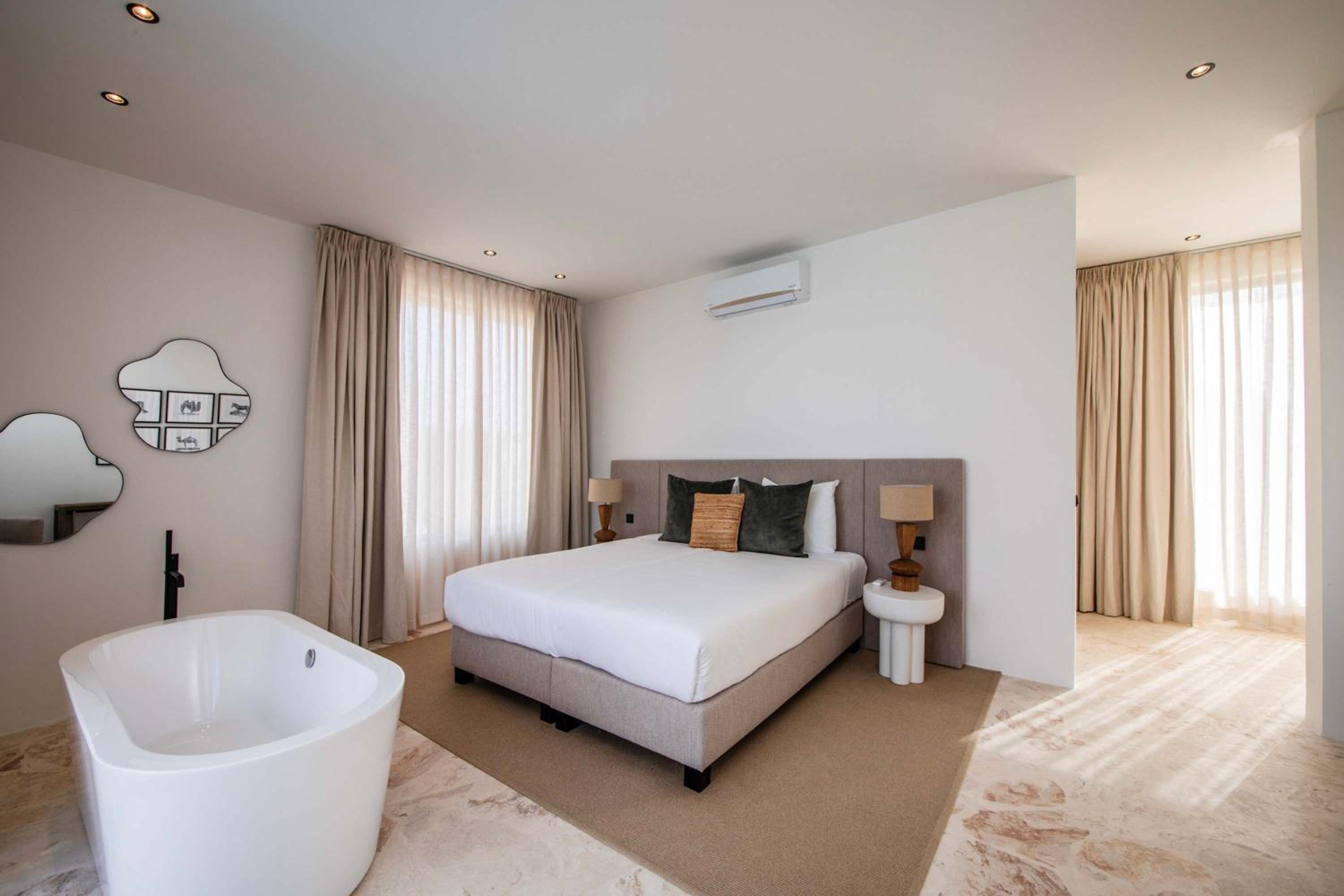Stylish 5 bedroom Villa with Earthy Tones