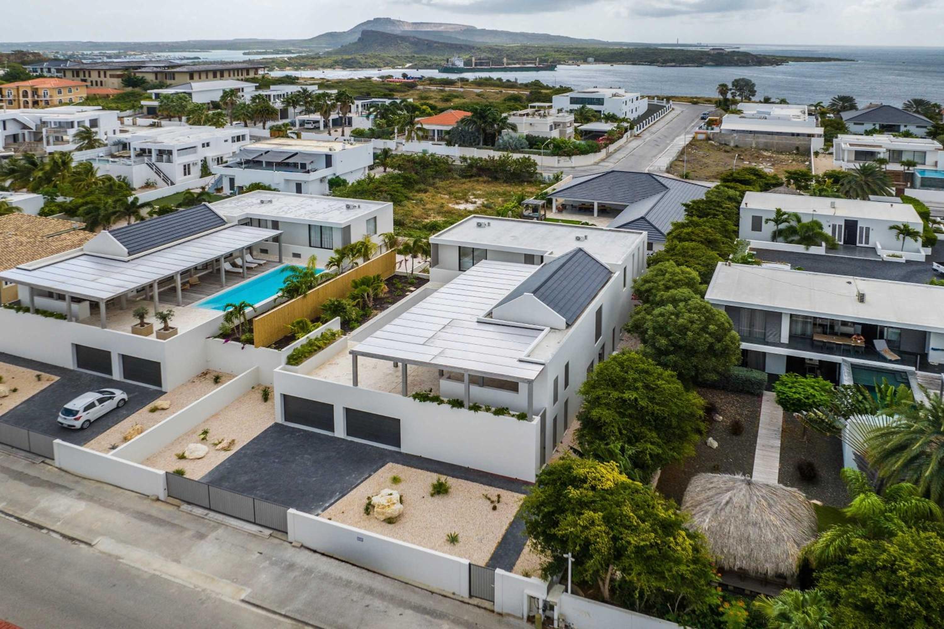 Stylish 5 bedroom Villa with Earthy Tones