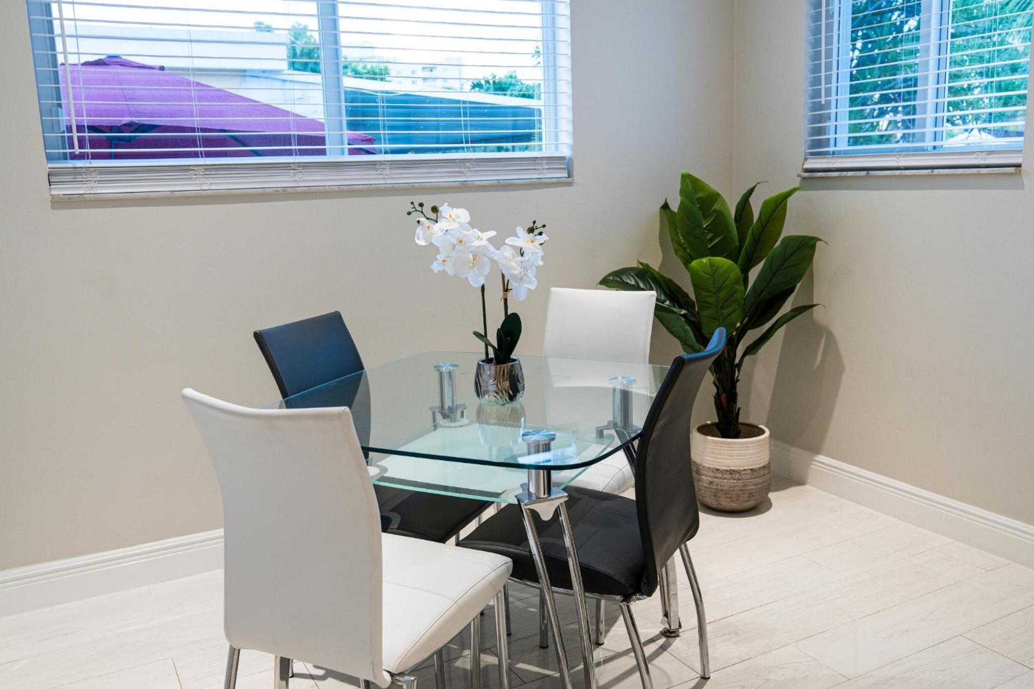 Riverside Luxury Retreat 3B ,3Ba next to downtown