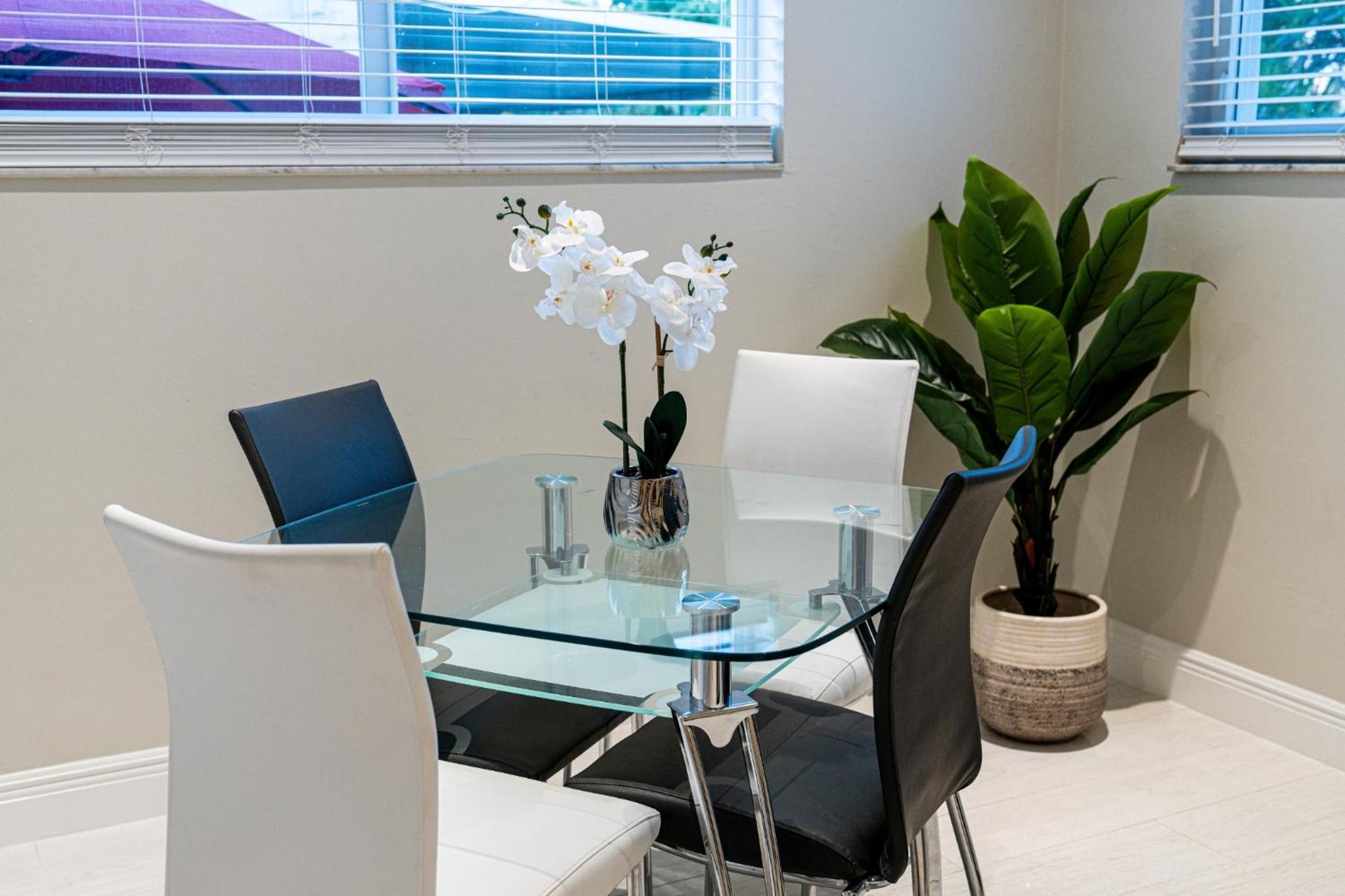 Riverside Luxury Retreat 3B ,3Ba next to downtown