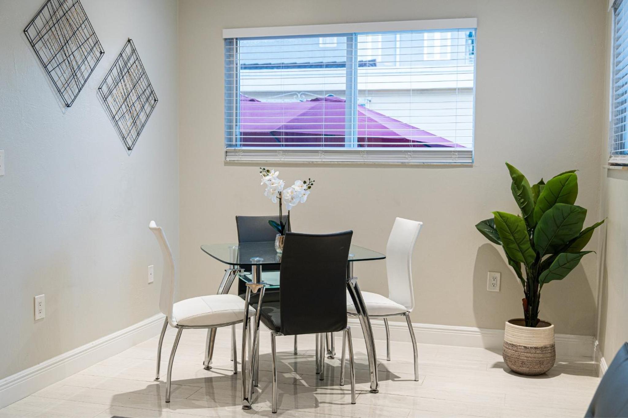 Riverside Luxury Retreat 3B ,3Ba next to downtown