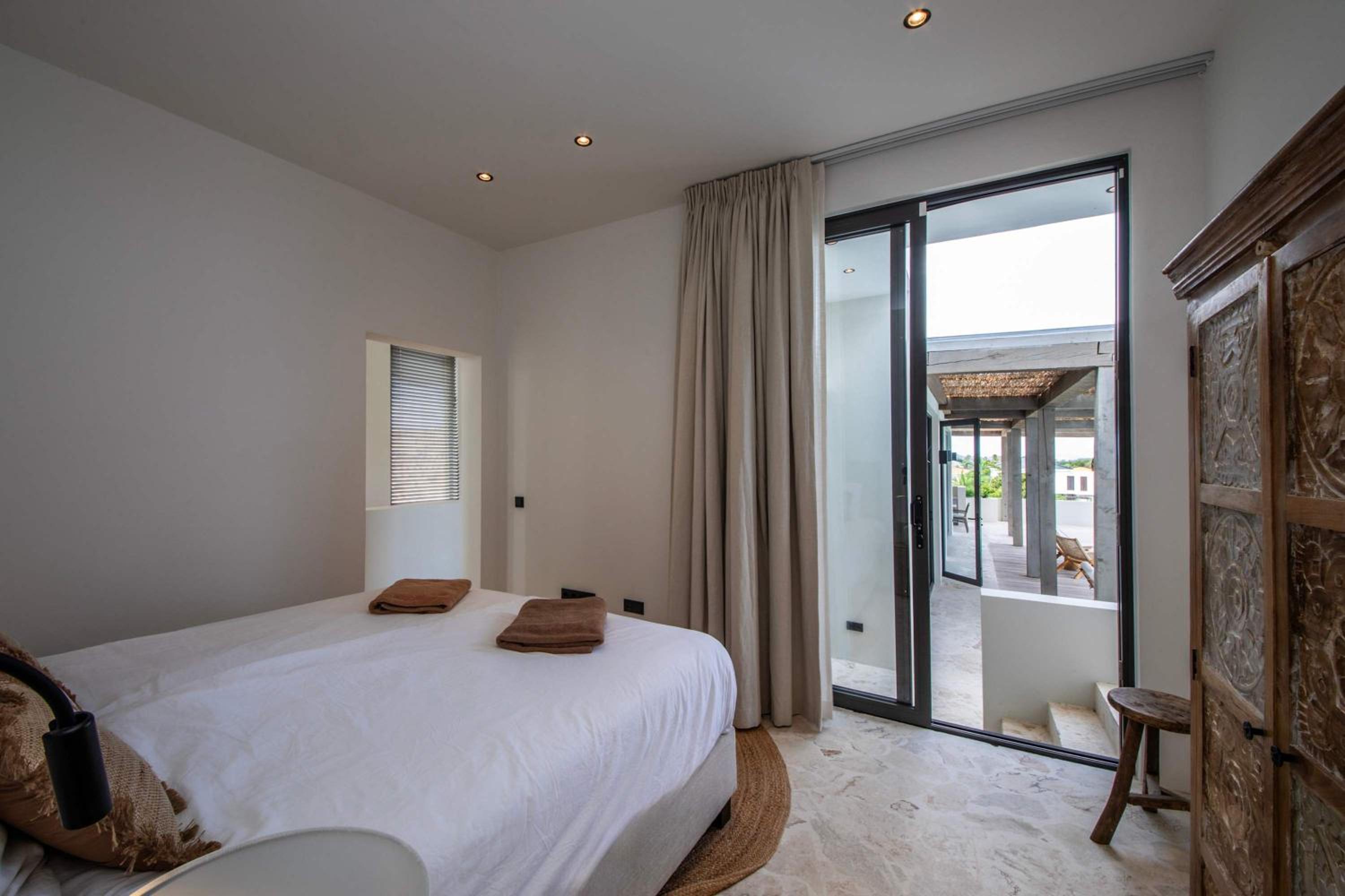 Stylish 5 bedroom Villa with Earthy Tones