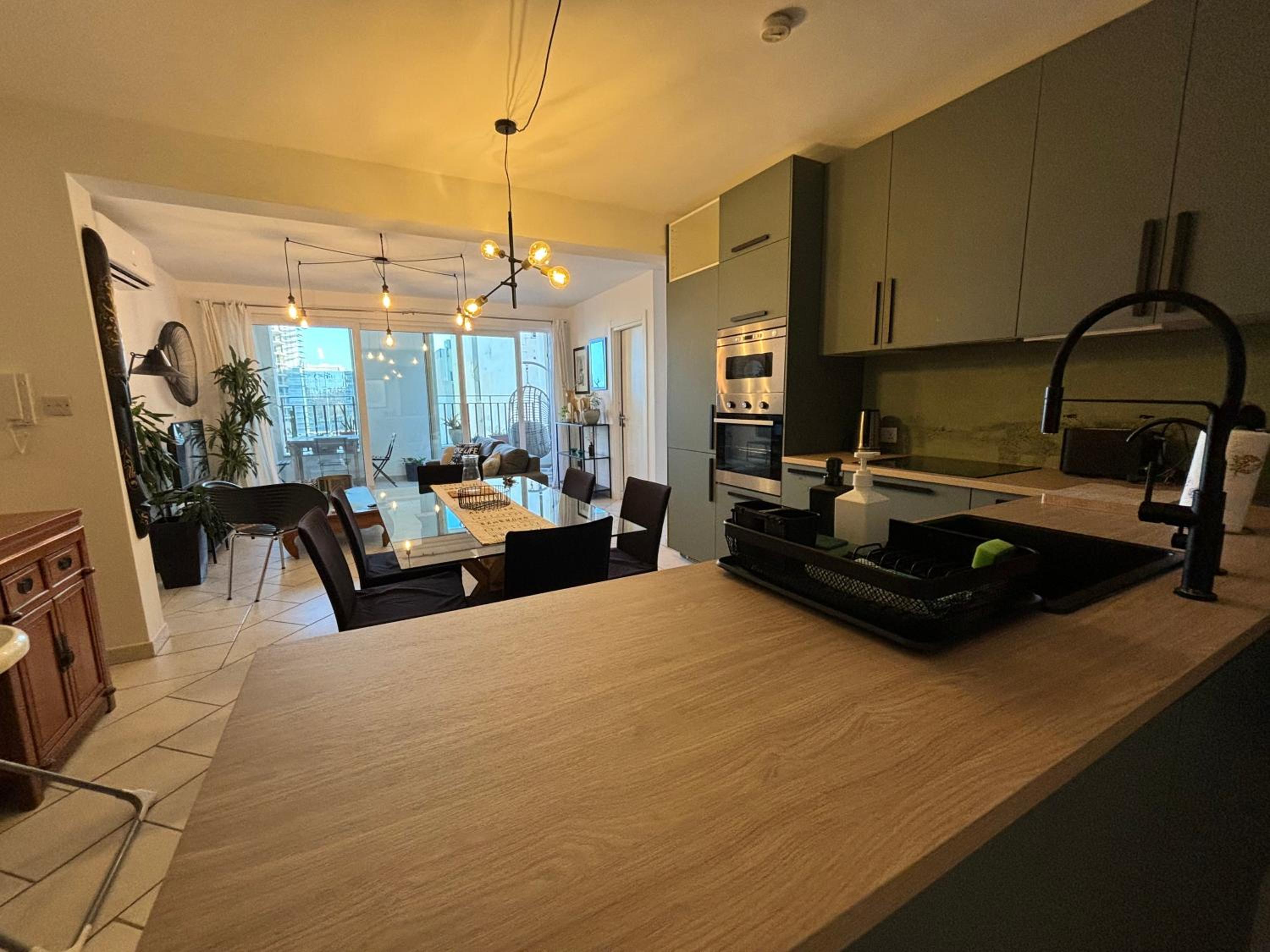 Spacious seaview Sliema Apt, steps from Valletta Ferry