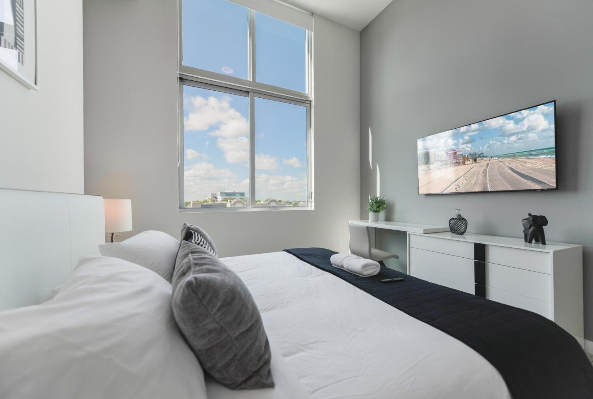 Luxury 1/1 + Den Modern Condo in Design District photo 5