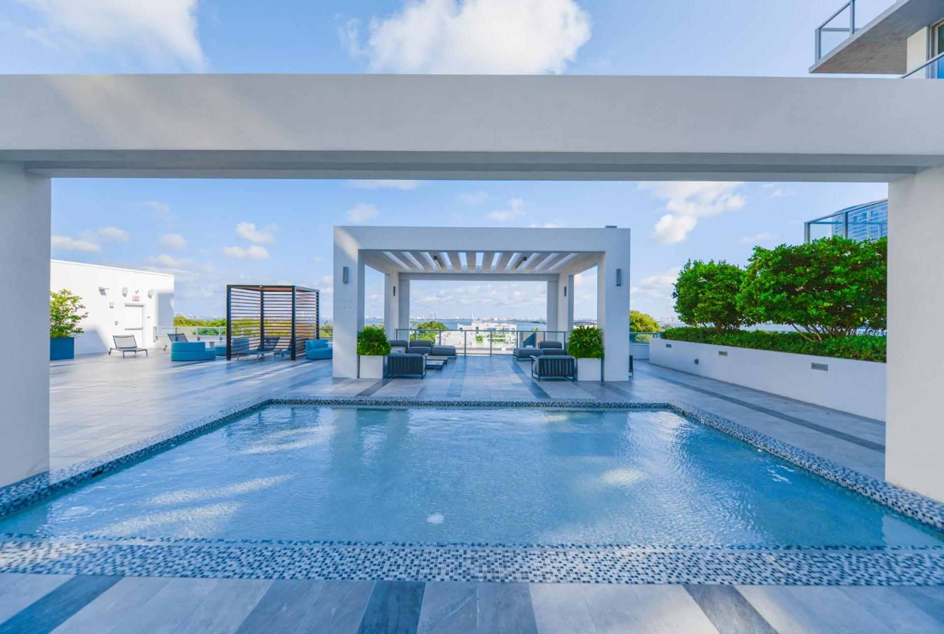 Luxury 1/1 + Den Modern Condo in Design District photo 2