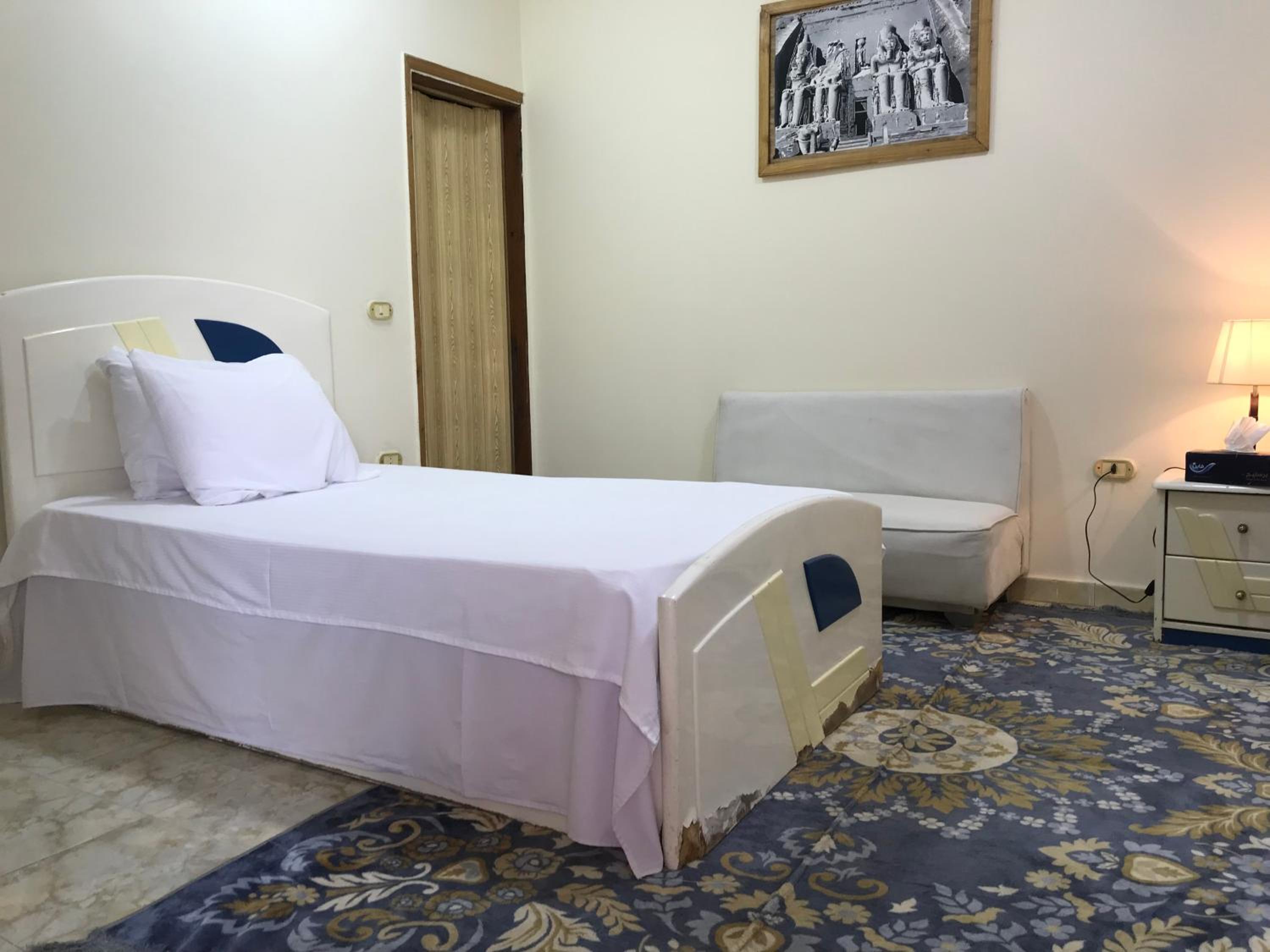Sakkara pyramid inn hotel
