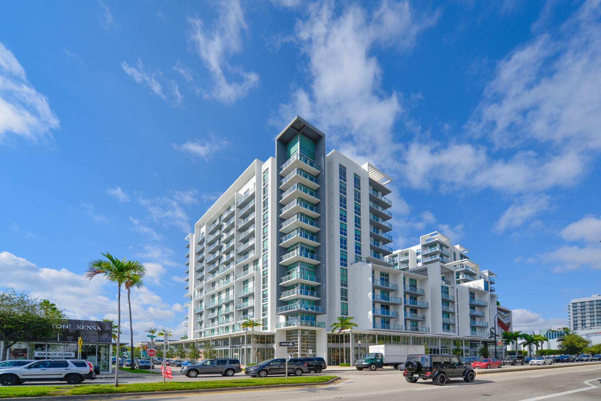 Luxury 1/1 + Den Modern Condo in Design District — Miami