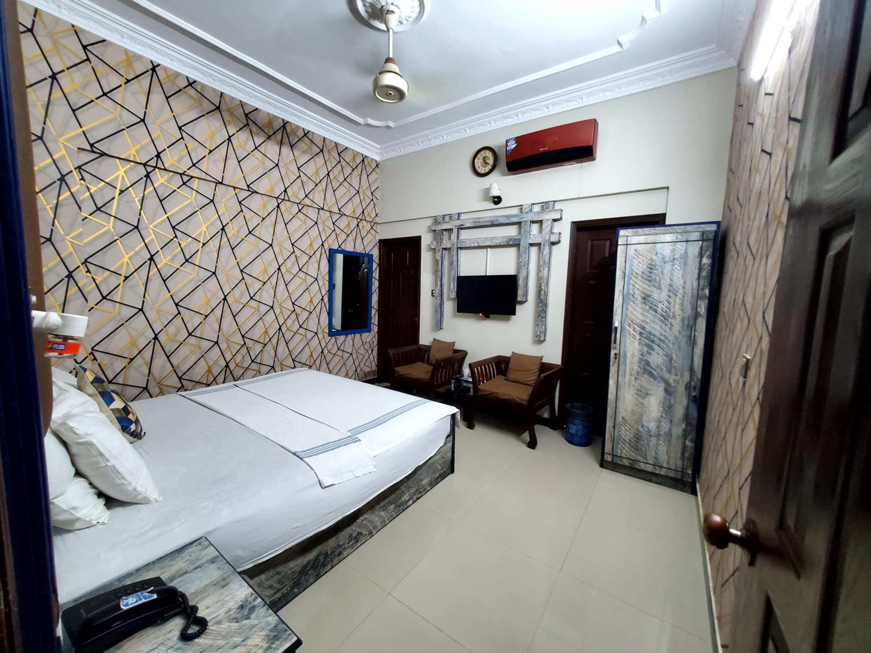Diplomat Inn Hotel view 3