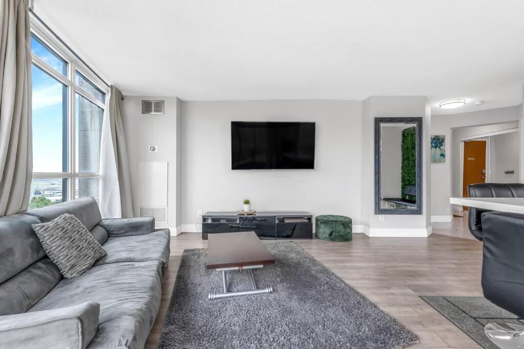 2 Bedroom Apartment with pool & free parking