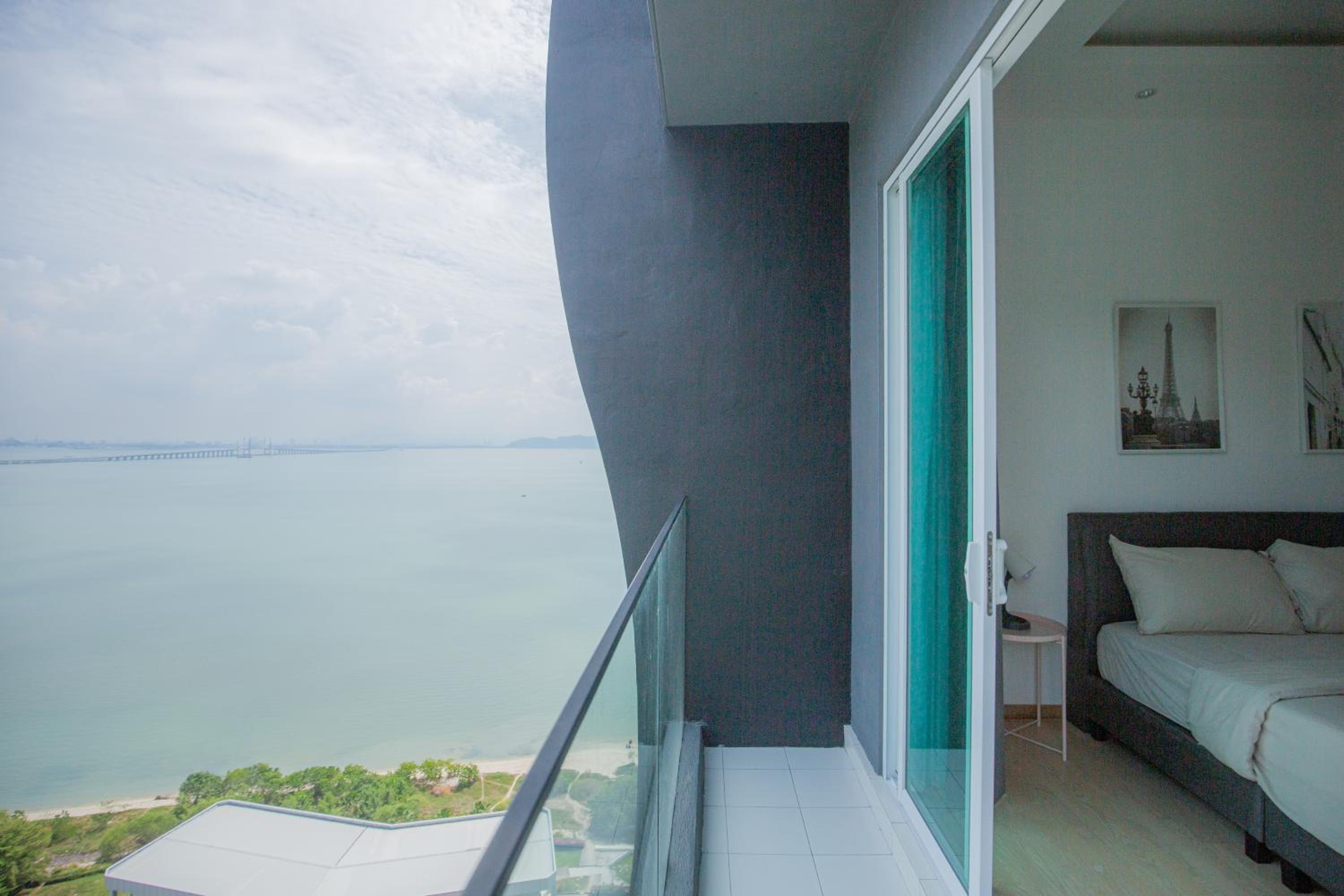 Seaview SuperCondo, near Queensbay photo 4