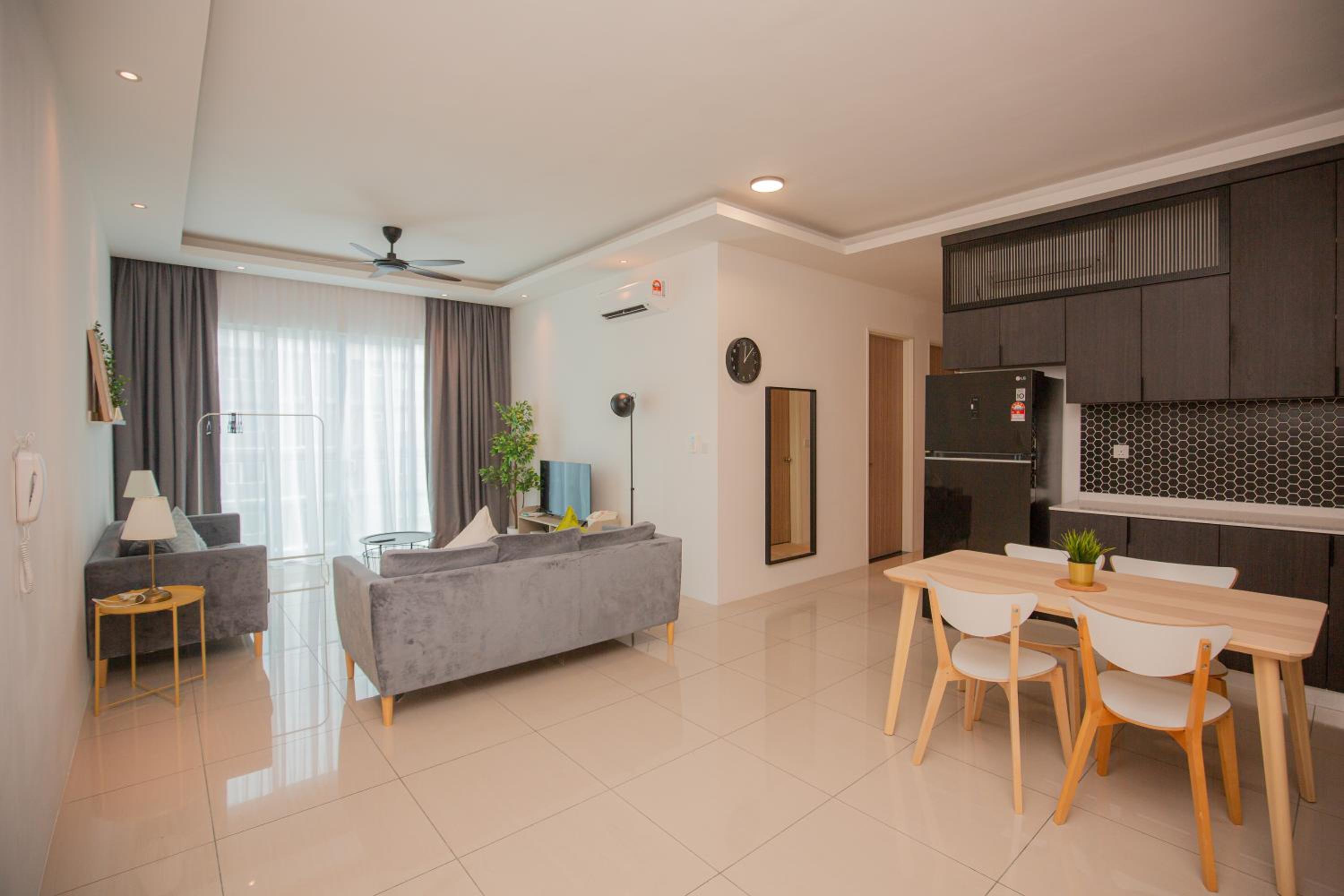 Seaview SuperCondo, near Queensbay photo 2