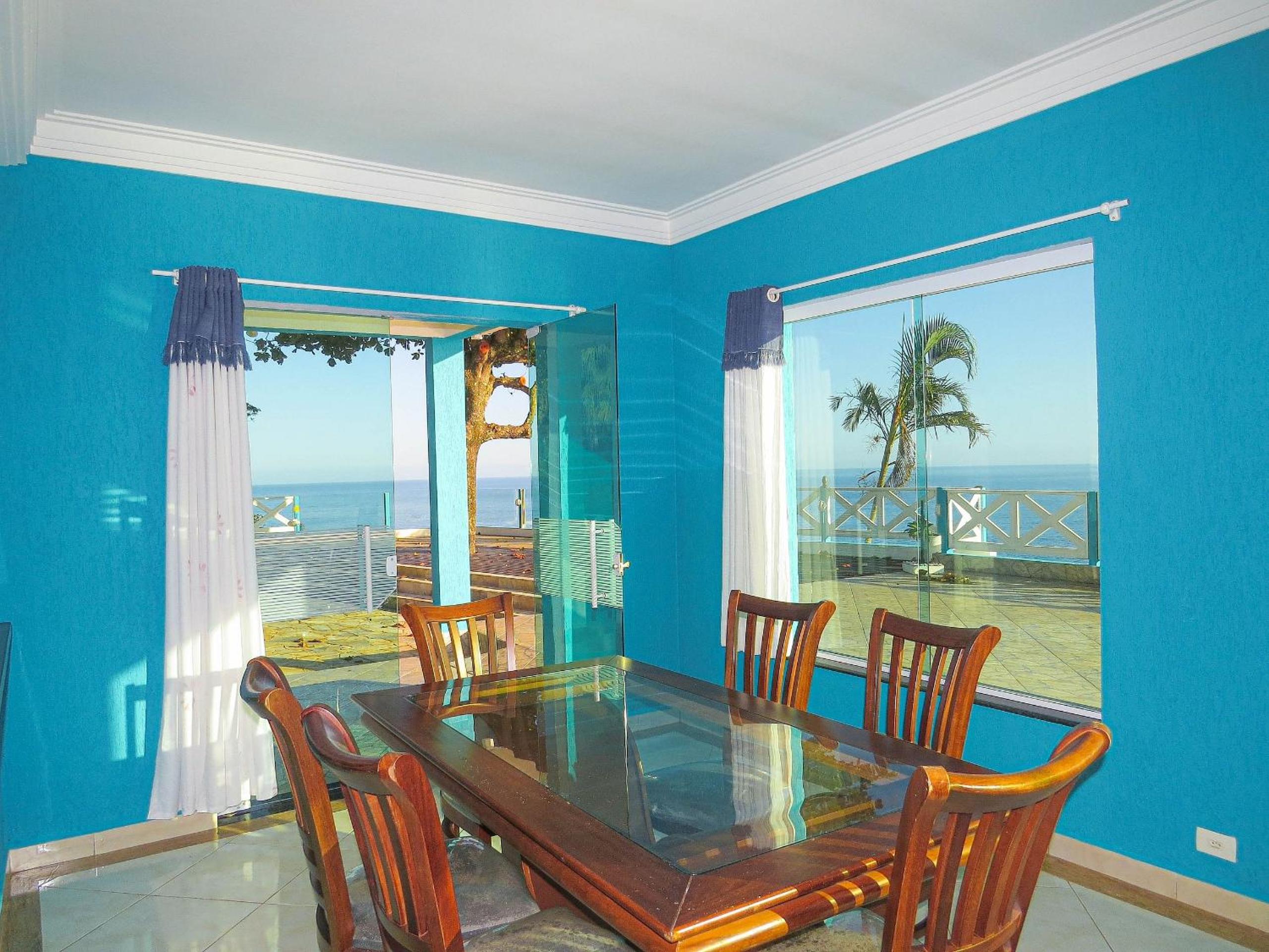 Casa costeira com vista e área gourmet no Borrifos