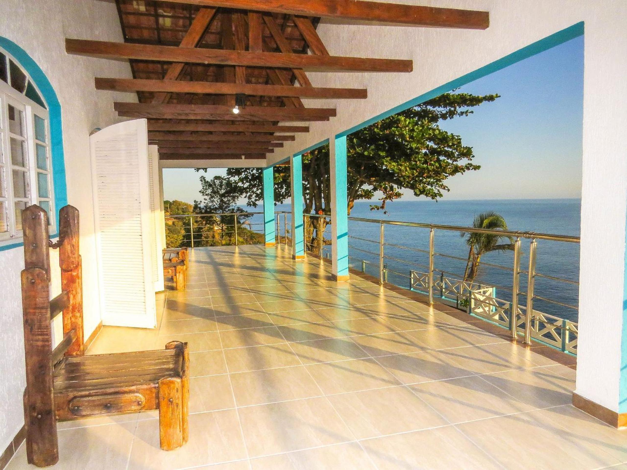 Casa costeira com vista e área gourmet no Borrifos