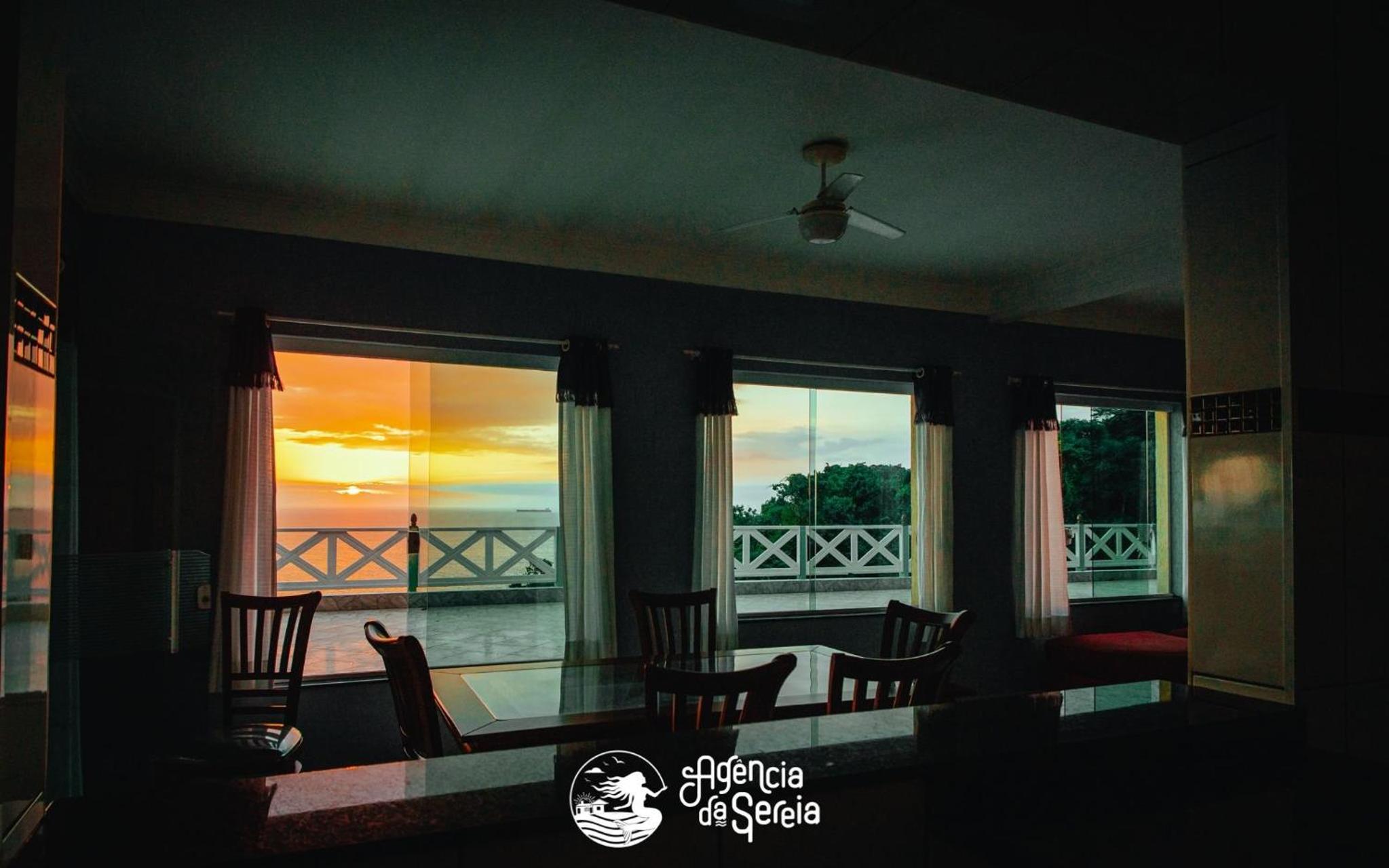 Casa costeira com vista e área gourmet no Borrifos