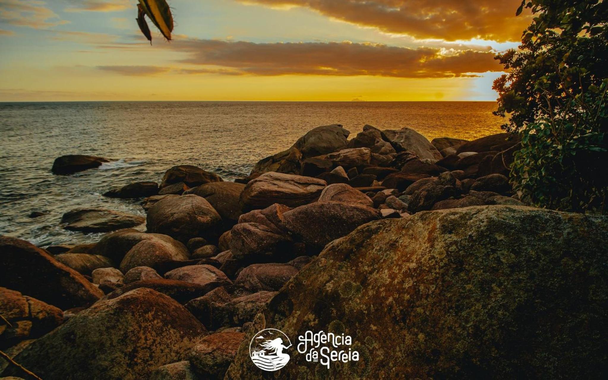 Casa costeira com vista e área gourmet no Borrifos