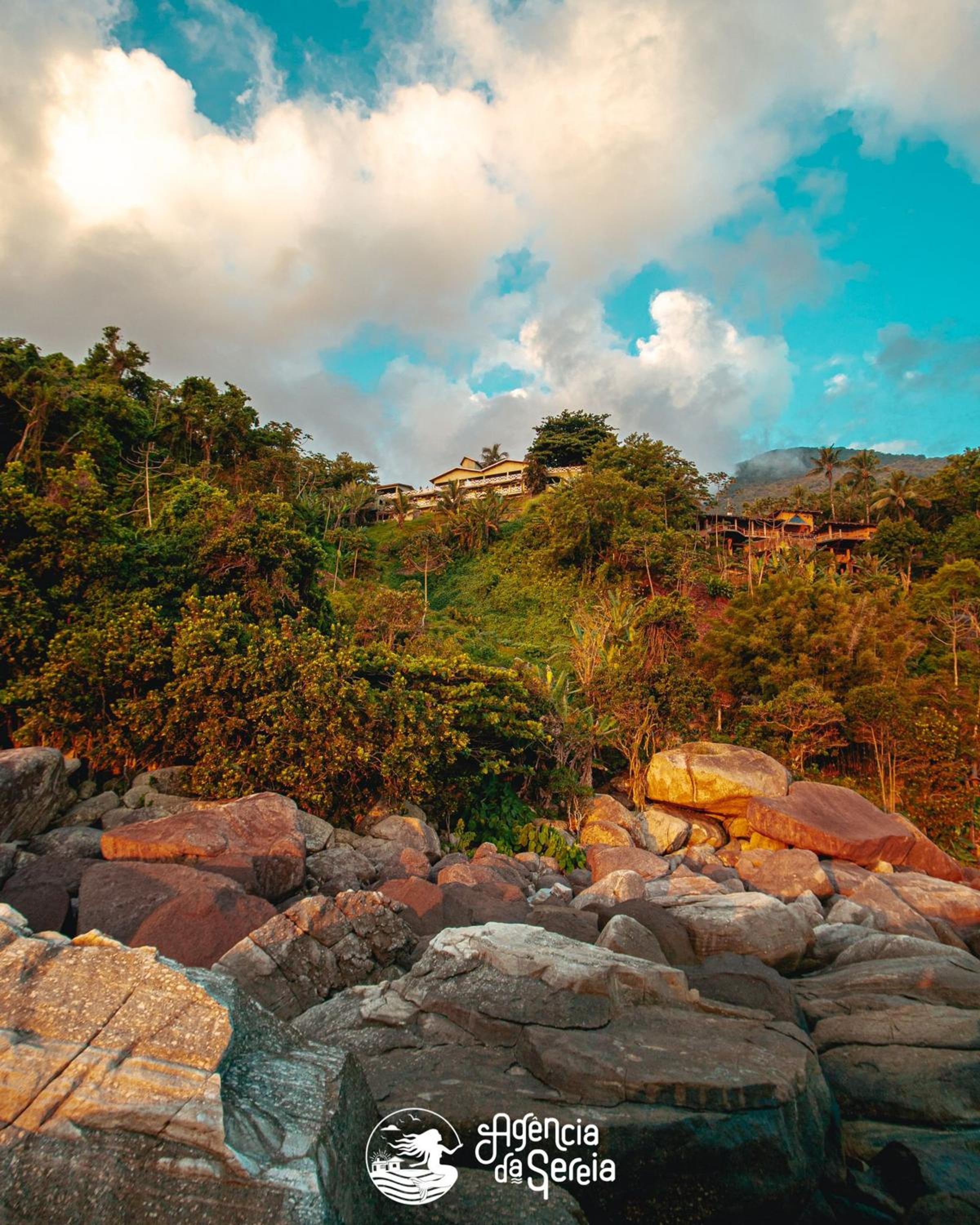 Casa costeira com vista e área gourmet no Borrifos