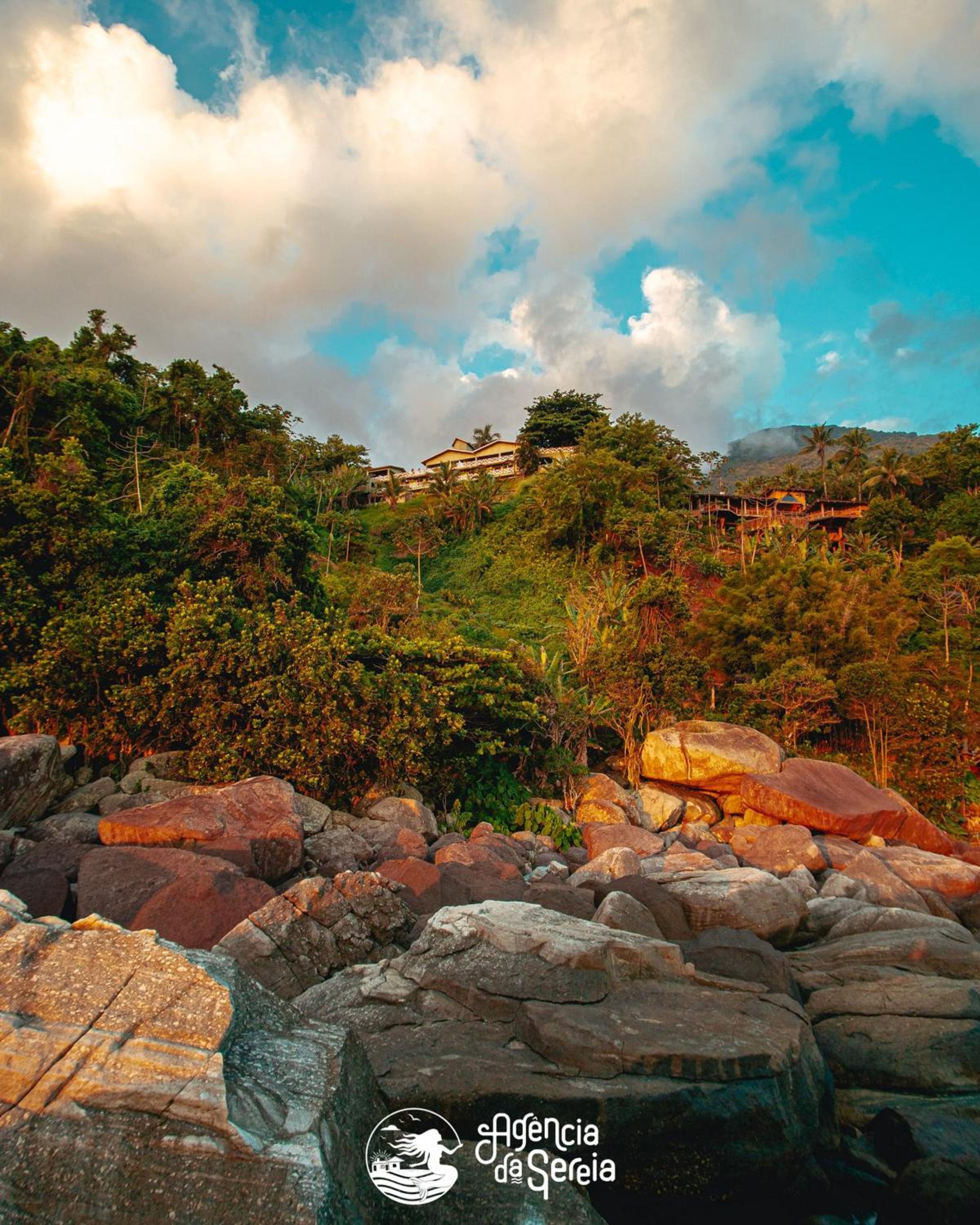 Casa costeira com vista e área gourmet no Borrifos