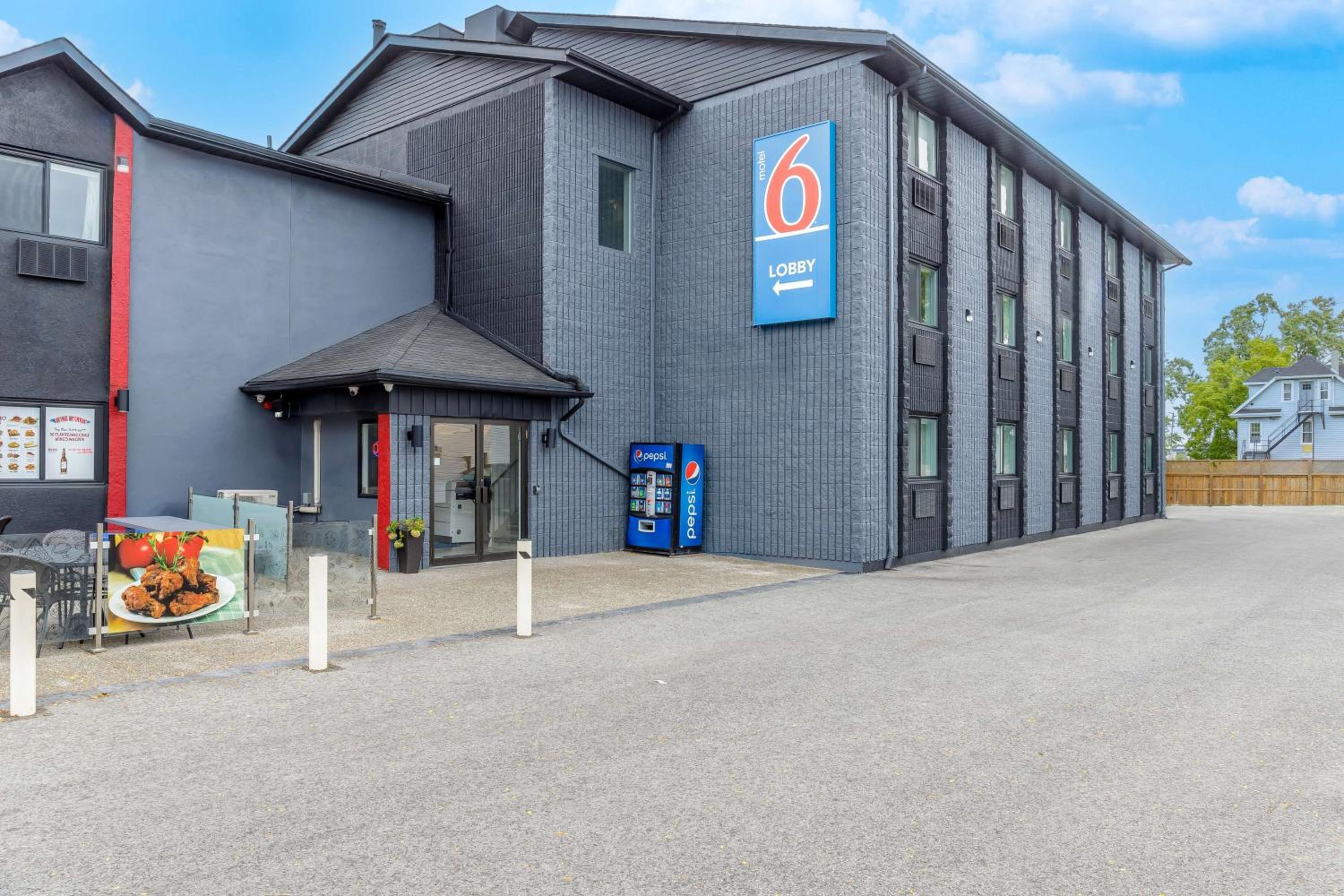 Hotel Motel 6 Niagara Falls, ON Near the Falls - Image 1