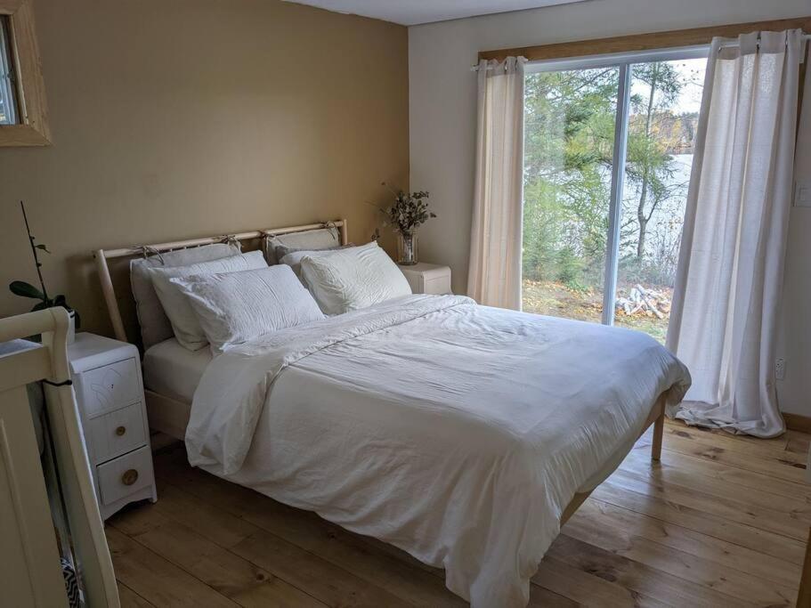 Chic refuge sur le bord de l'eau et des sentiers motoneiges!
